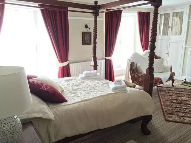 Day, Bed in The Old Well Inn