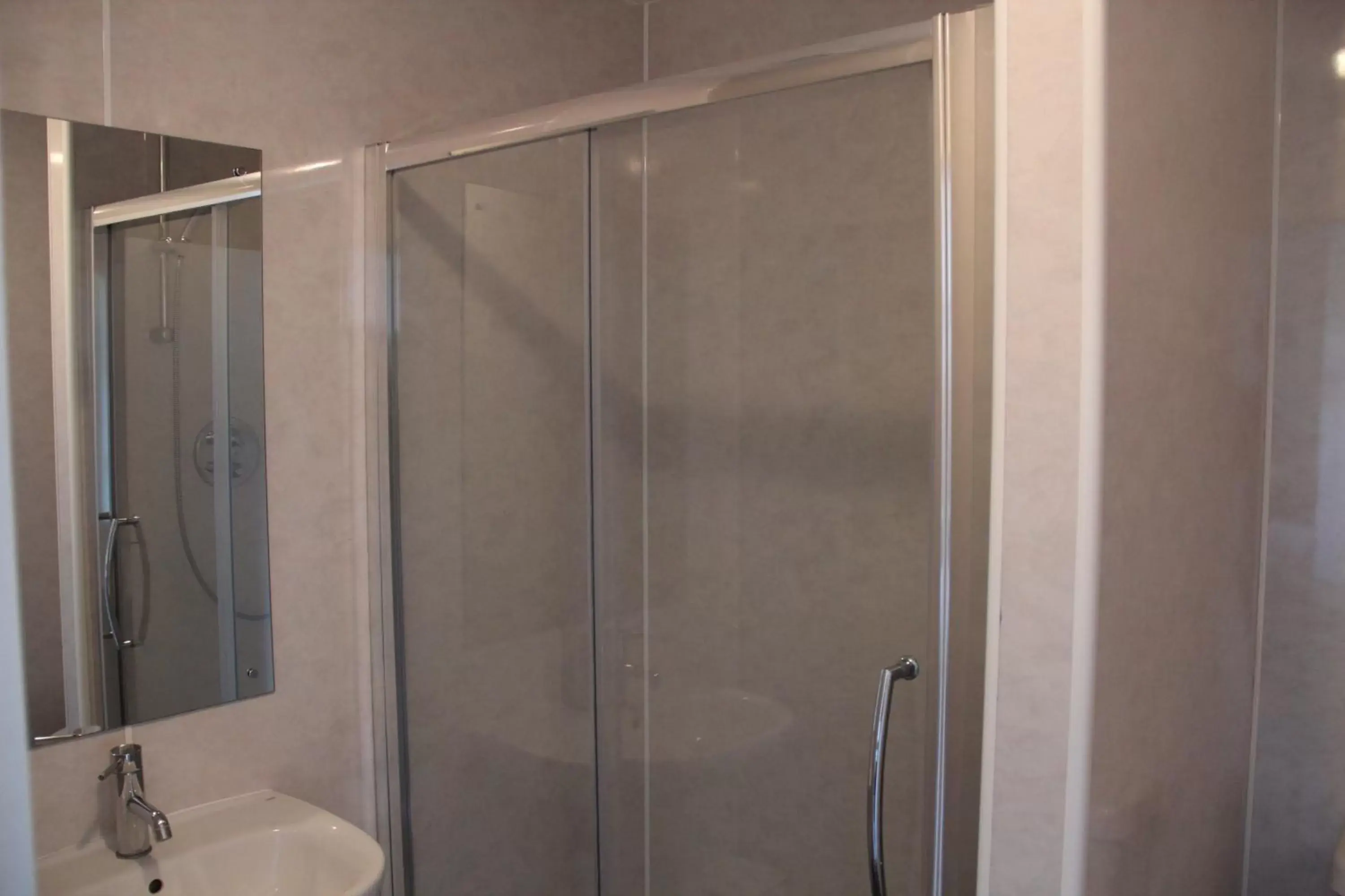 Bathroom in Stockwood Hotel - Luton Airport
