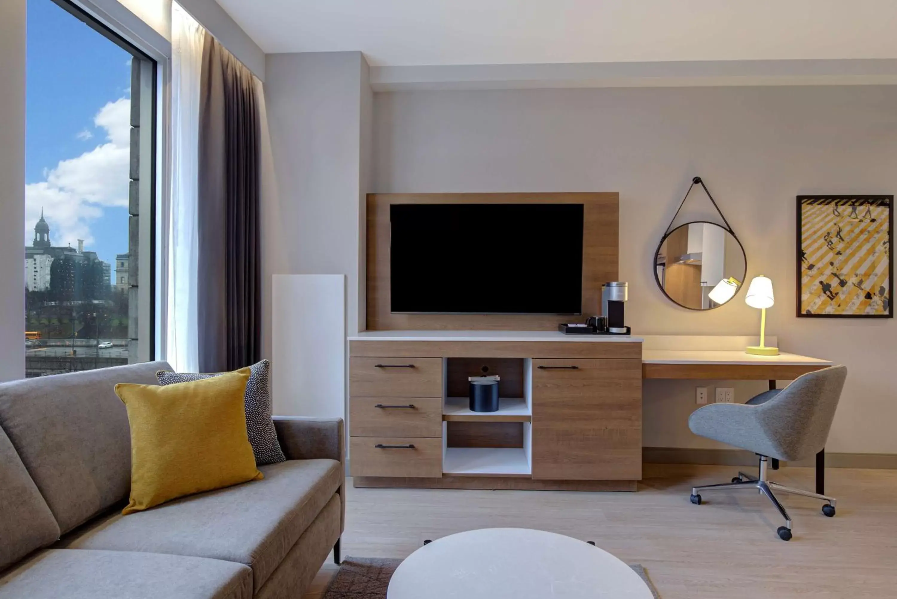 Bedroom, TV/Entertainment Center in Hampton Inn Montreal Downtown, Qc