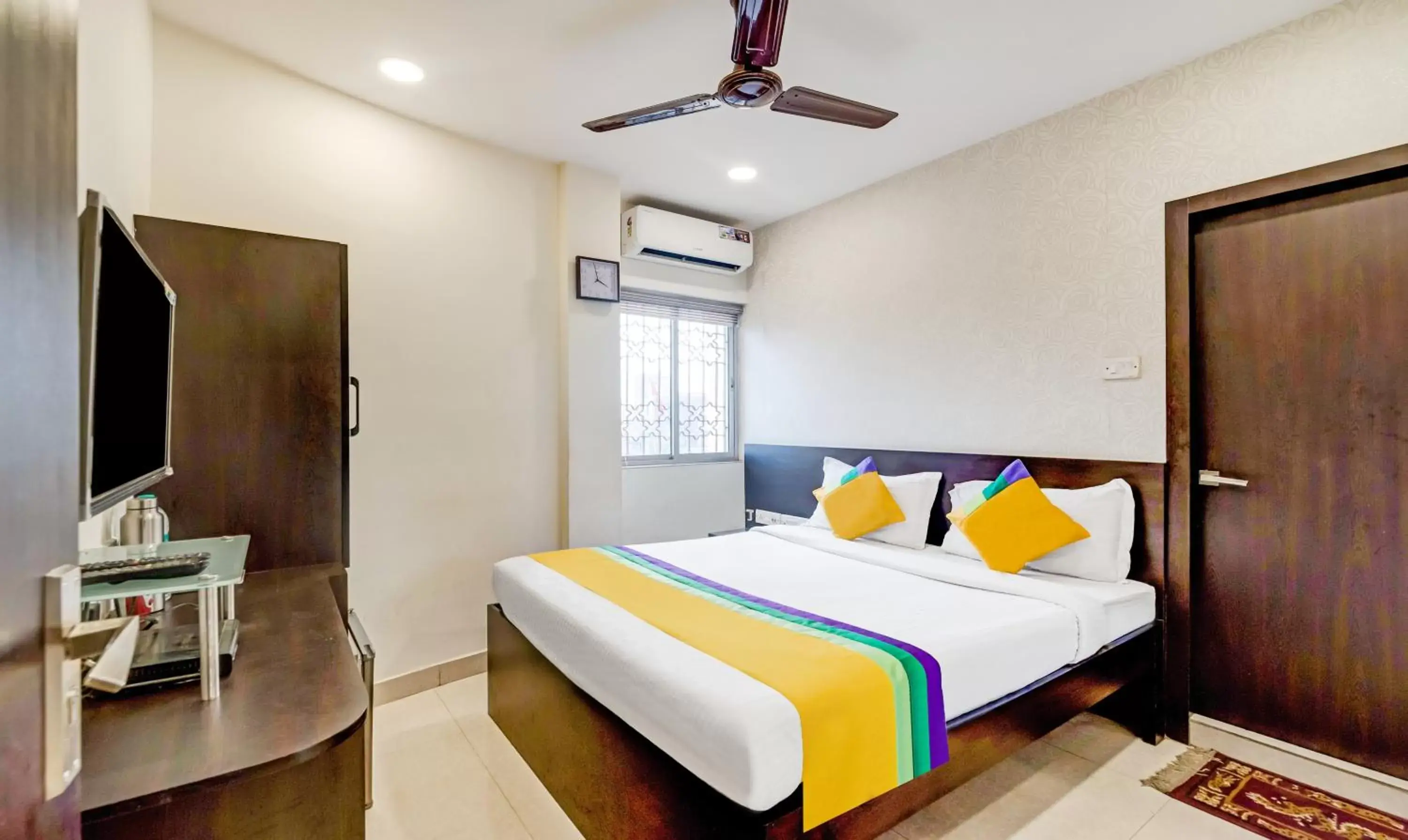 Bedroom, Bed in Itsy Hotels Neeranand Plaza, Bhawanipur Bedroom, Bed in Itsy Hotels Neeranand Plaza, Bhawanipur