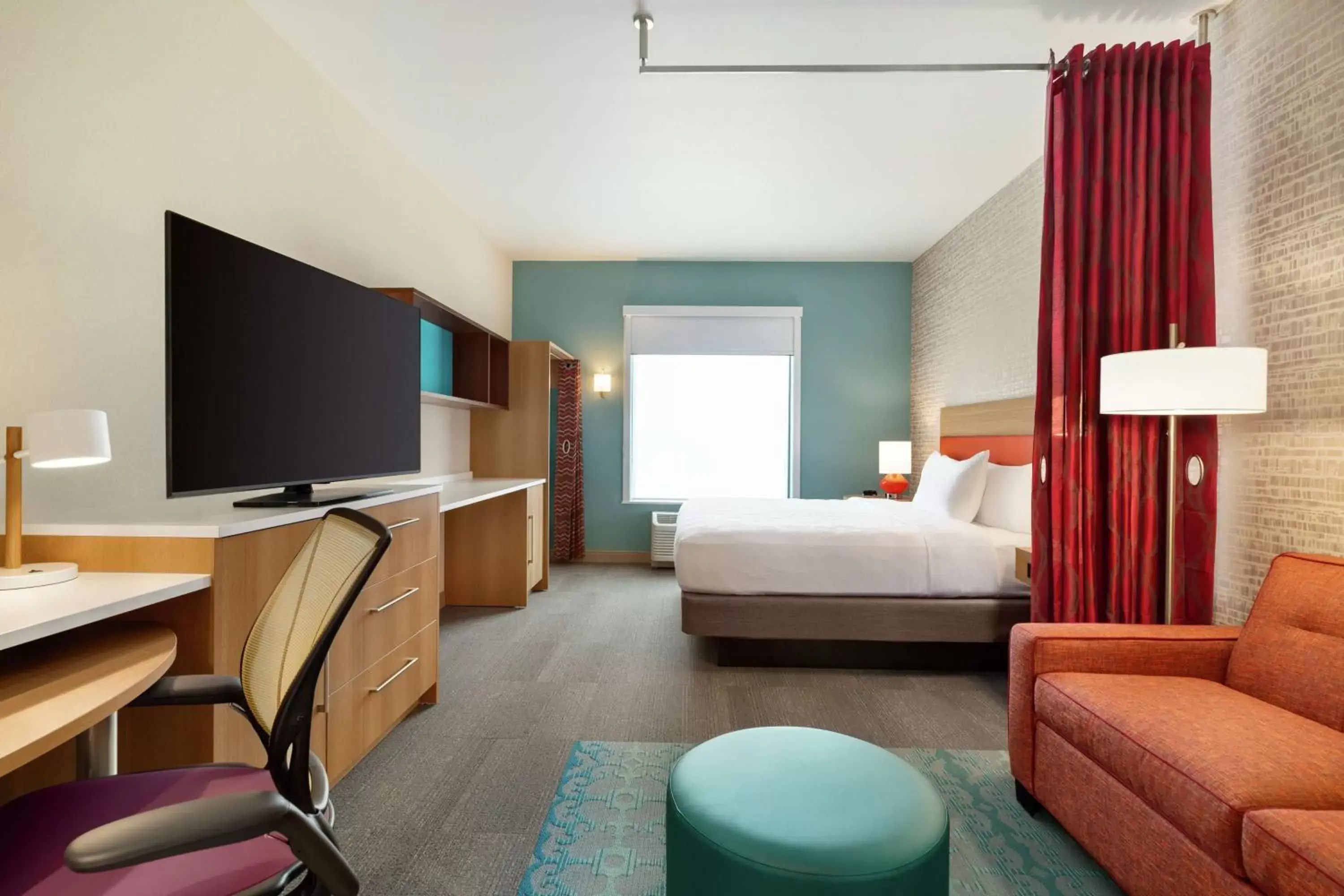 Bedroom, TV/Entertainment Center in Home2 Suites By Hilton Ogden