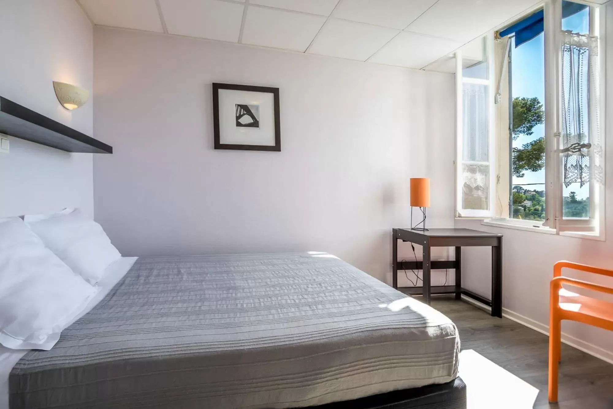 Bedroom, Bed in Hôtel des Moulins