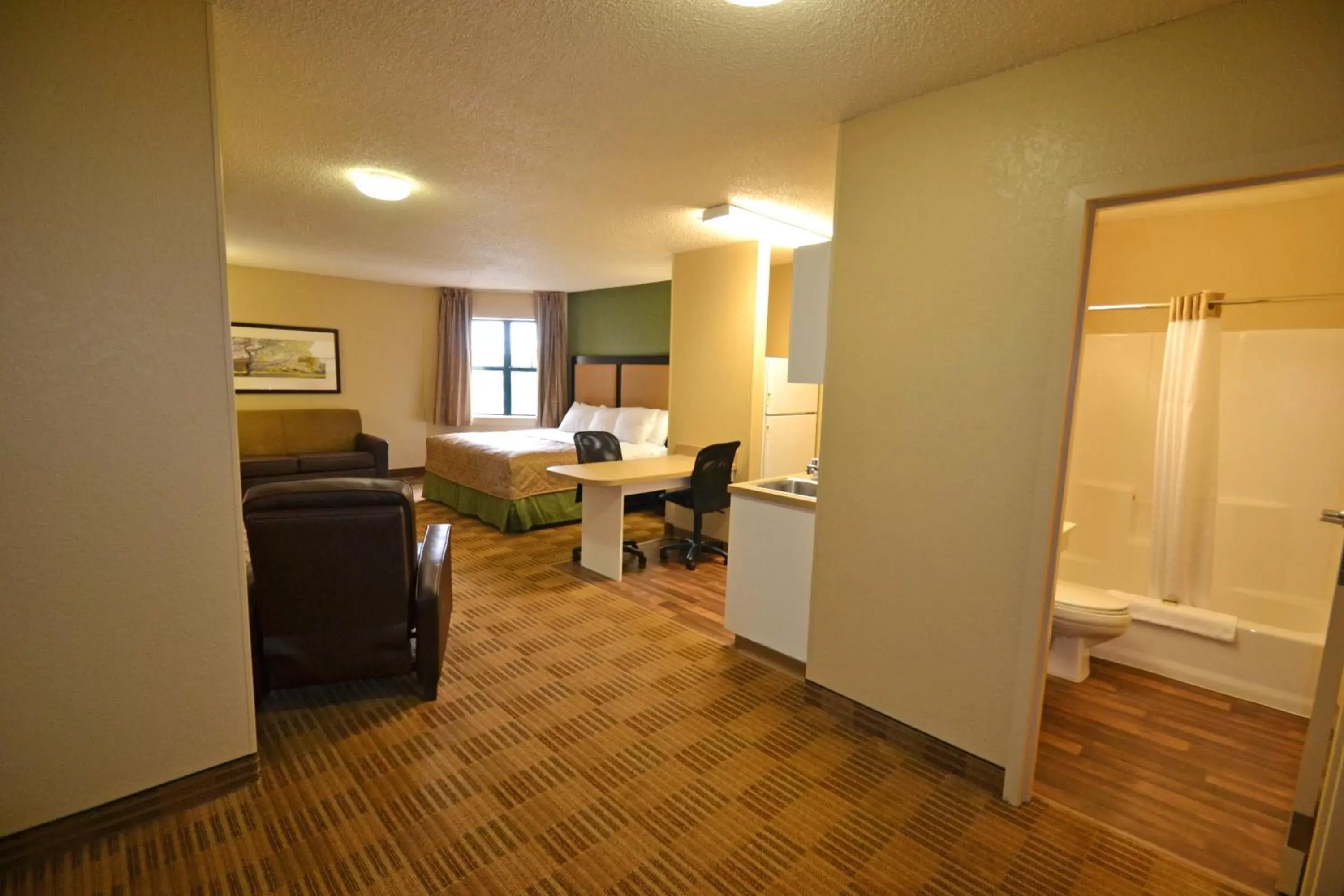 Photo of the whole room, Seating Area in Extended Stay America Suites - Toledo - Holland