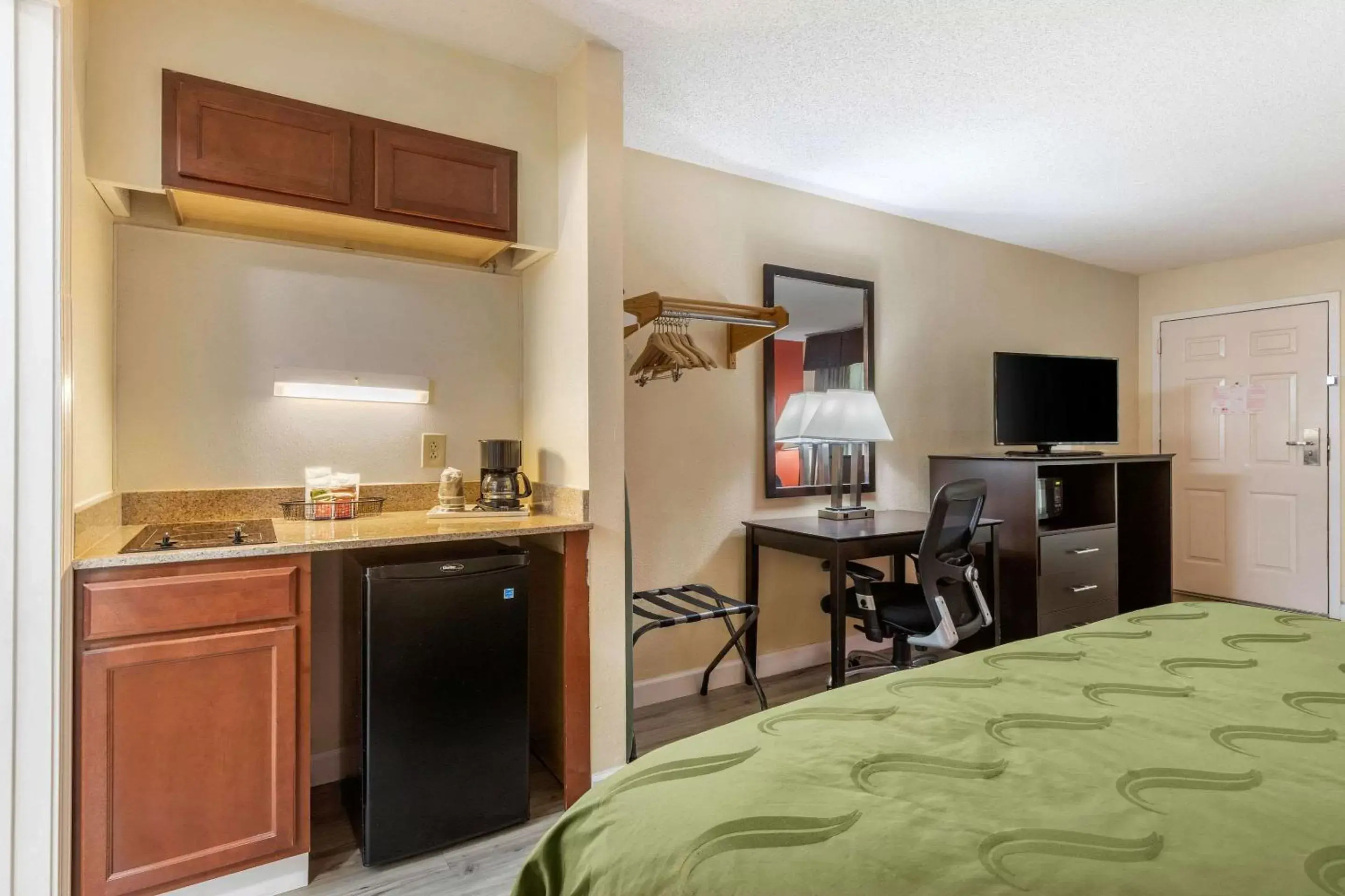 Photo of the whole room, Kitchen/Kitchenette in Quality Inn & Suites Lexington