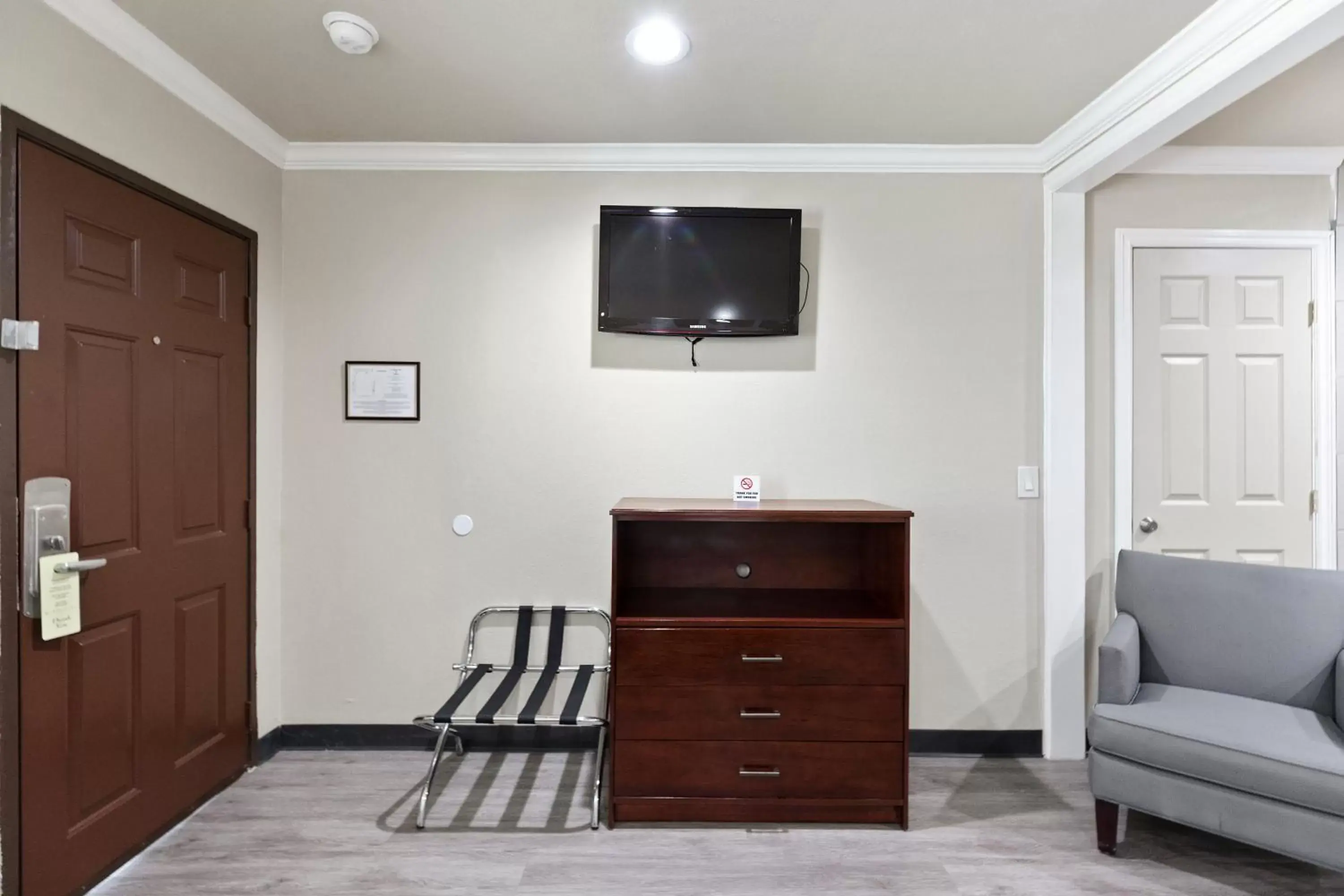 TV/Entertainment Center in Le Blanc Inn & Suites