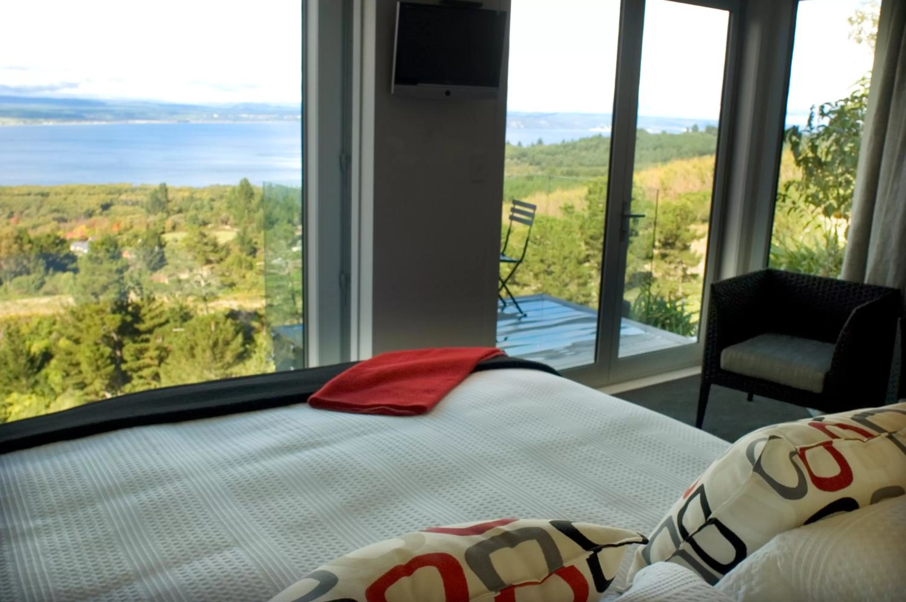 Lake view, Bed in Acacia Cliffs Lodge