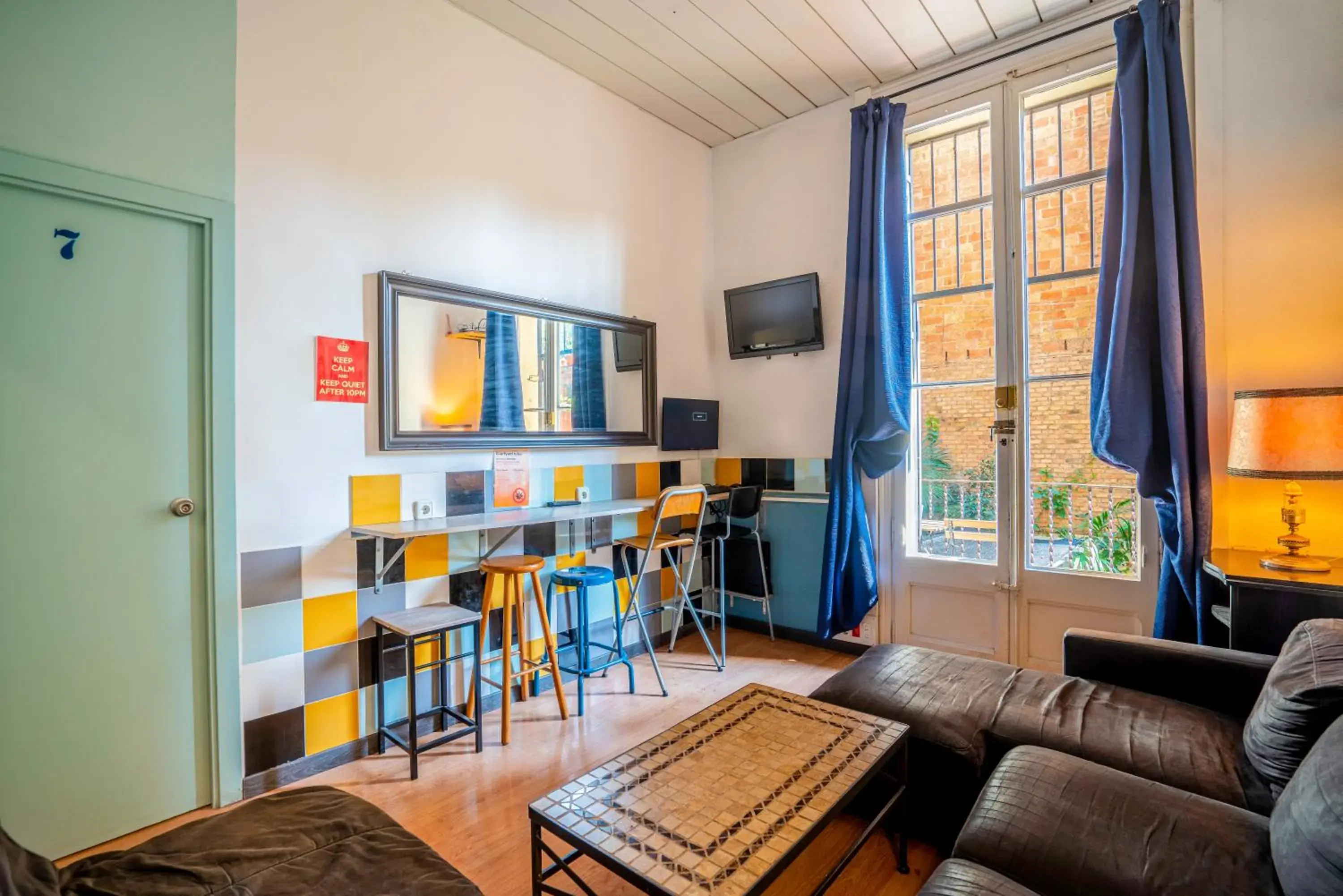 Communal lounge/ TV room in Casa Barcelo Hostel Barcelona