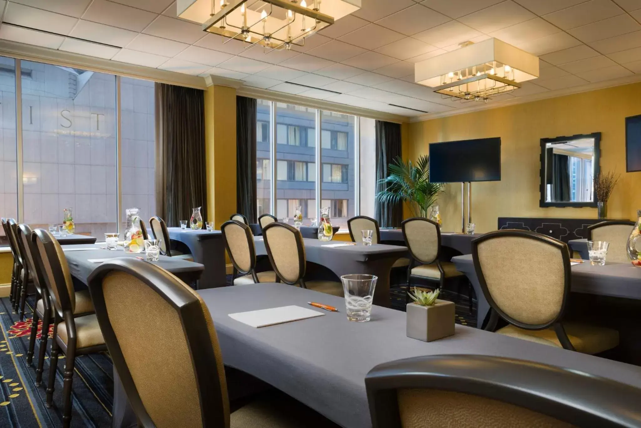Meeting/conference room, Restaurant/Places to Eat in Kimpton Hotel Monaco Chicago, an IHG Hotel