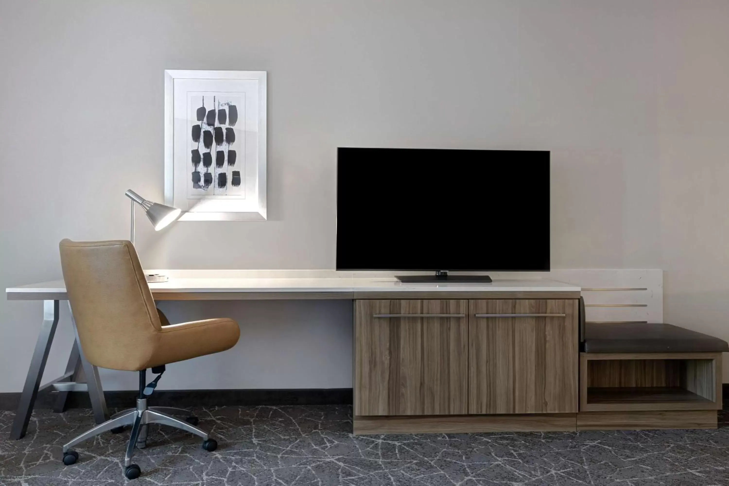 Bedroom, TV/Entertainment Center in Hilton Garden Inn Anaheim Resort