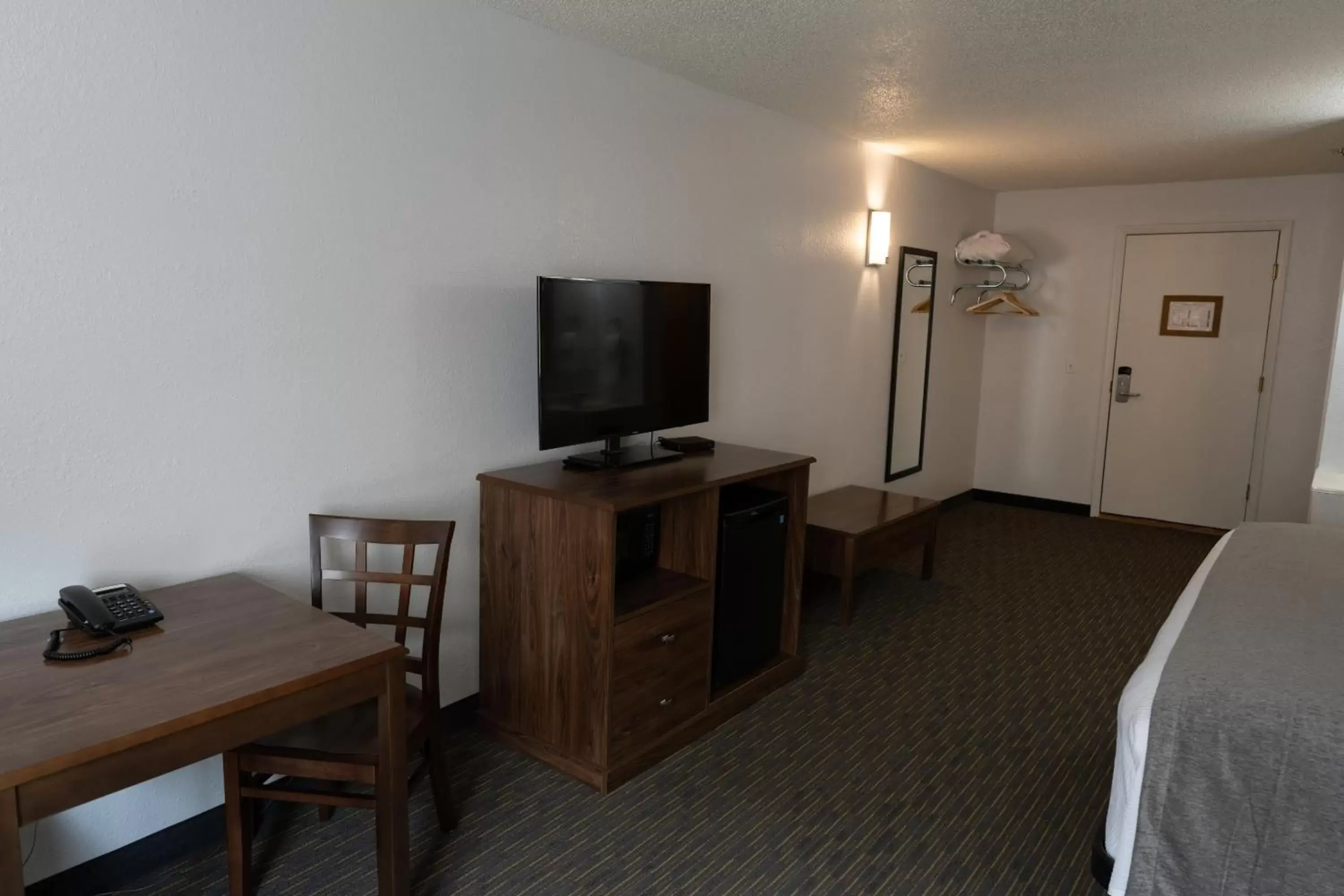 TV/Entertainment Center in Riviera Motor Lodge