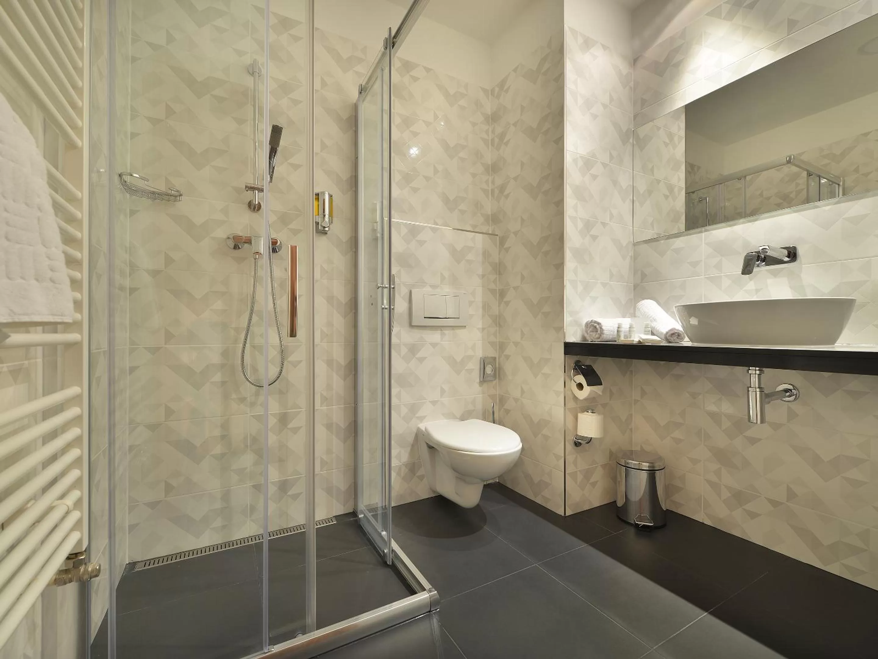 Shower in Ramada Airport Hotel Prague