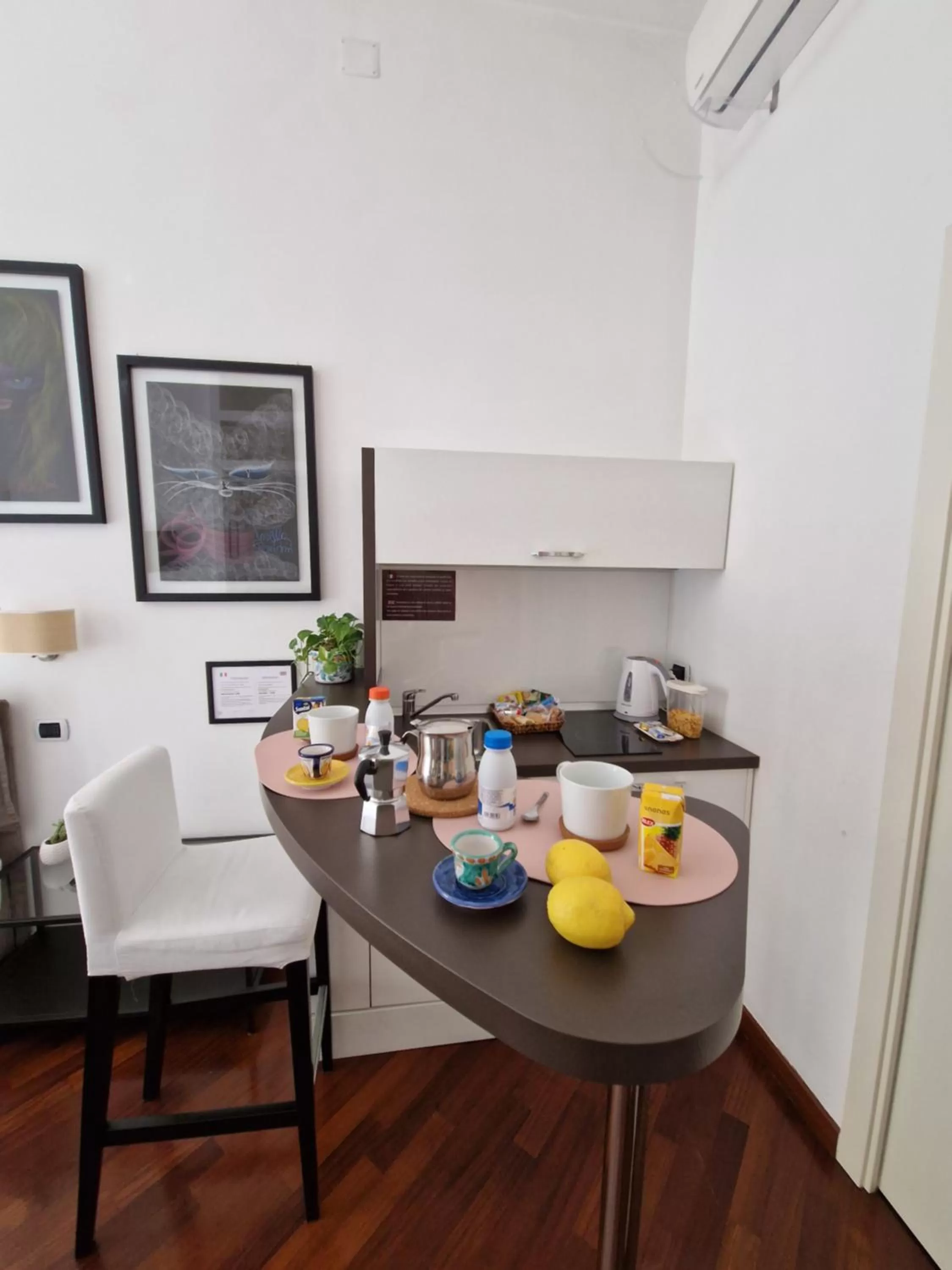 Coffee/tea facilities in Luca Giordano 142 B&B