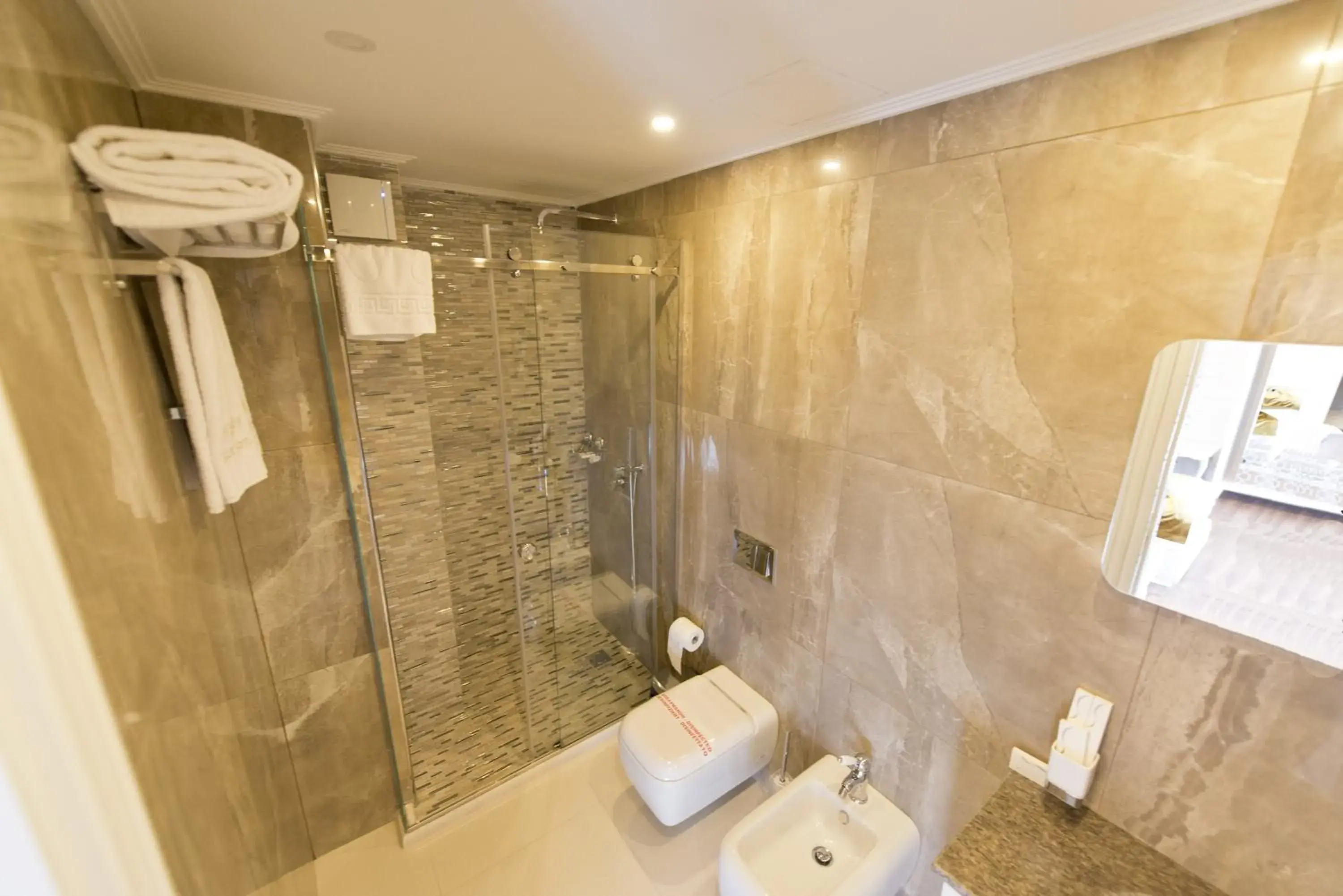 Shower, Bathroom in Eler Hotel