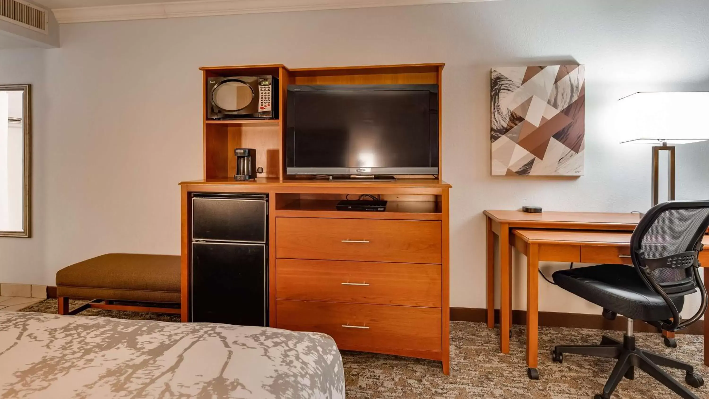 Photo of the whole room, TV/Entertainment Center in Best Western Angus Inn