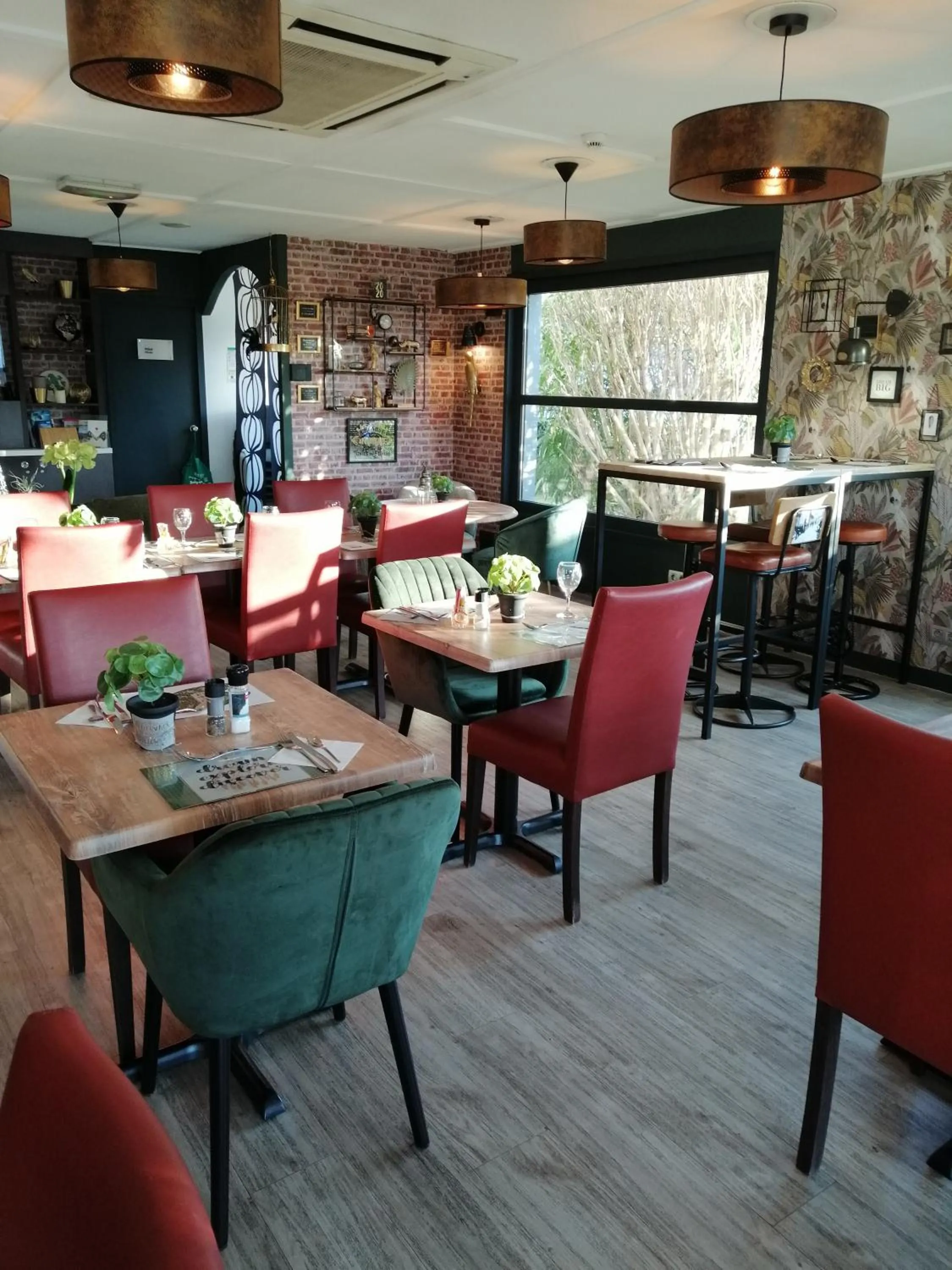 Restaurant/places to eat in Hôtel Kyriad Cap Sud