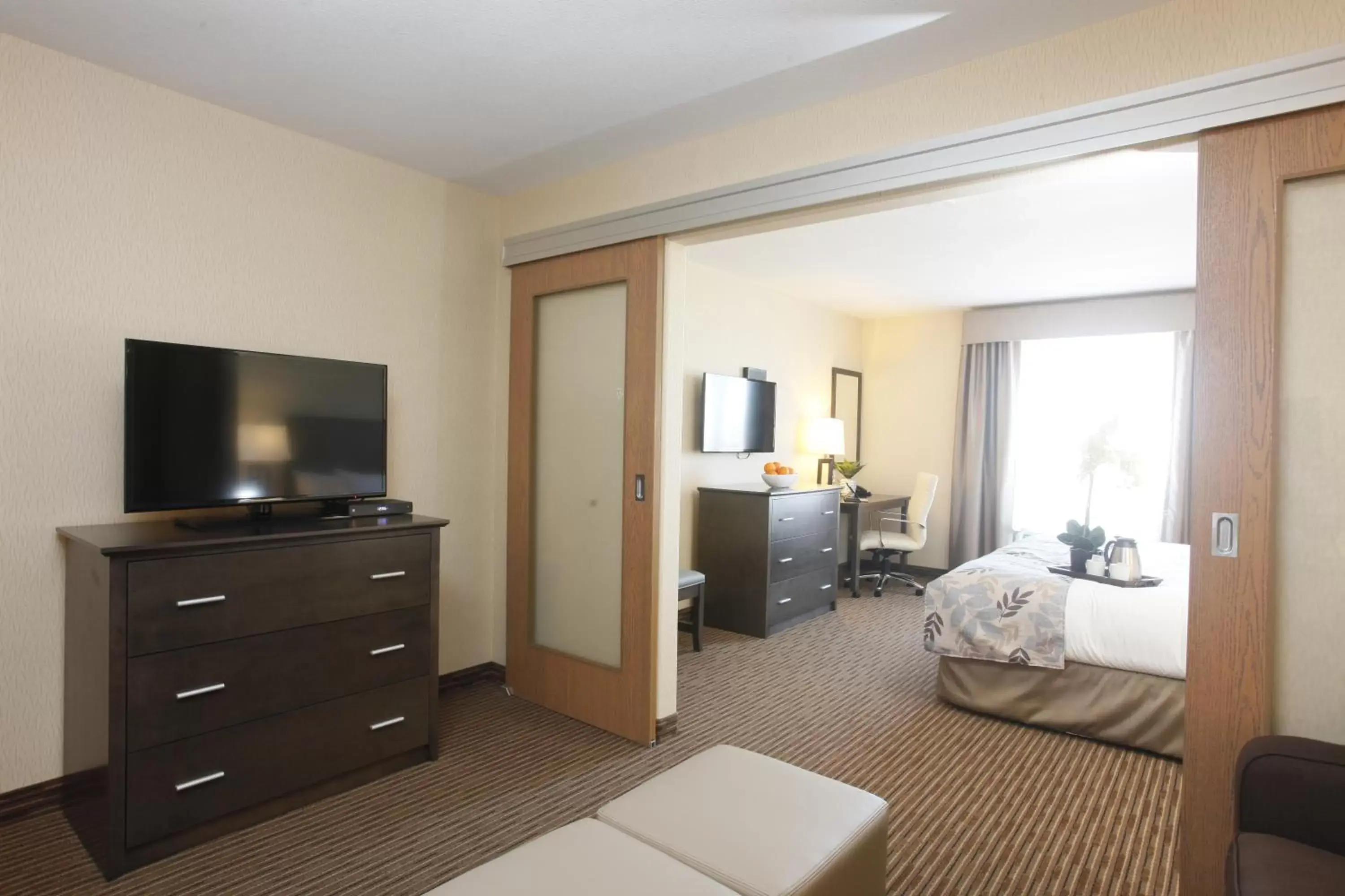 Bed, TV/Entertainment Center in Pomeroy Inn & Suites at Olds College