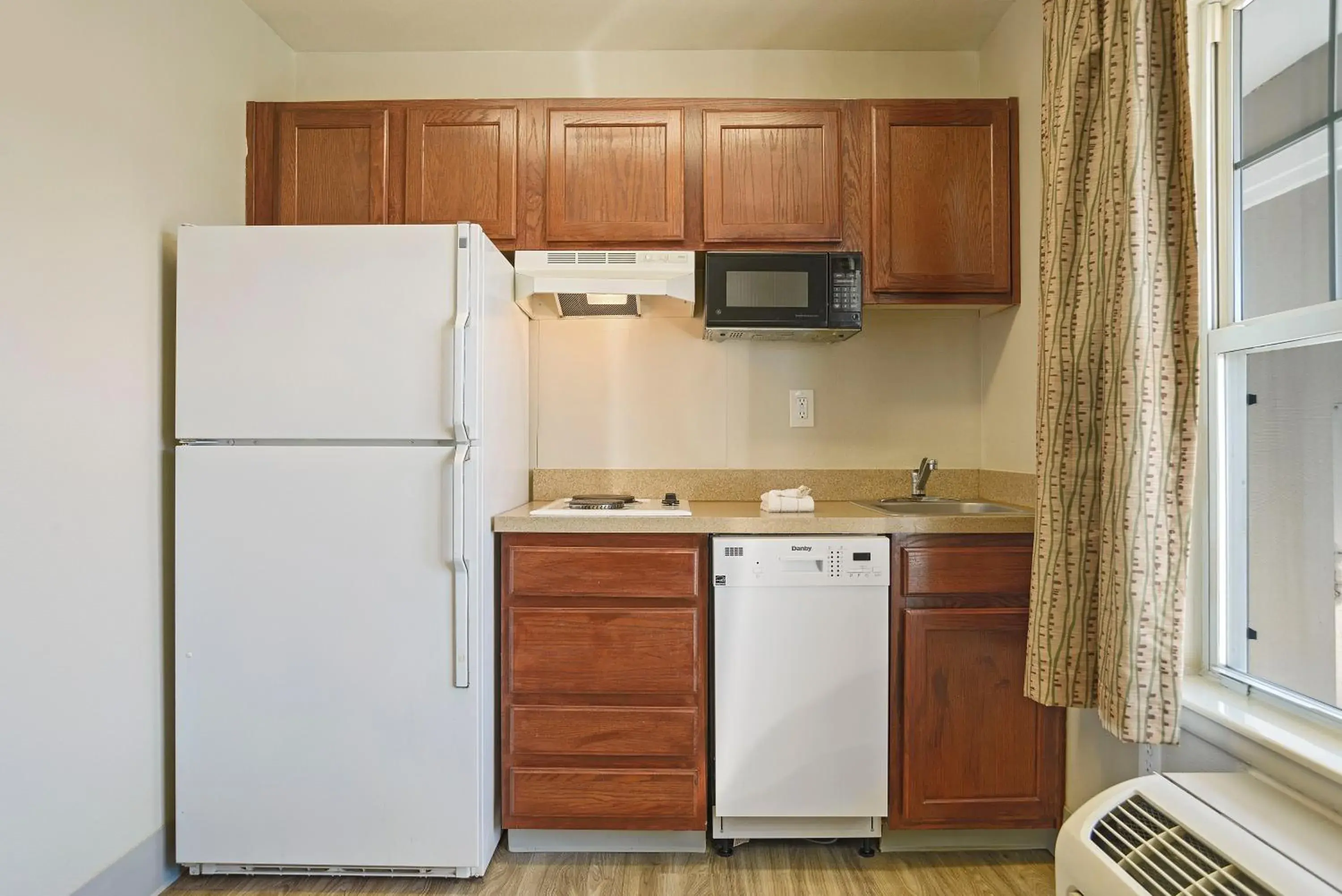 Kitchen or kitchenette, Kitchen/Kitchenette in Extended Stay America Suites - Kansas City - Lenexa - 87th St