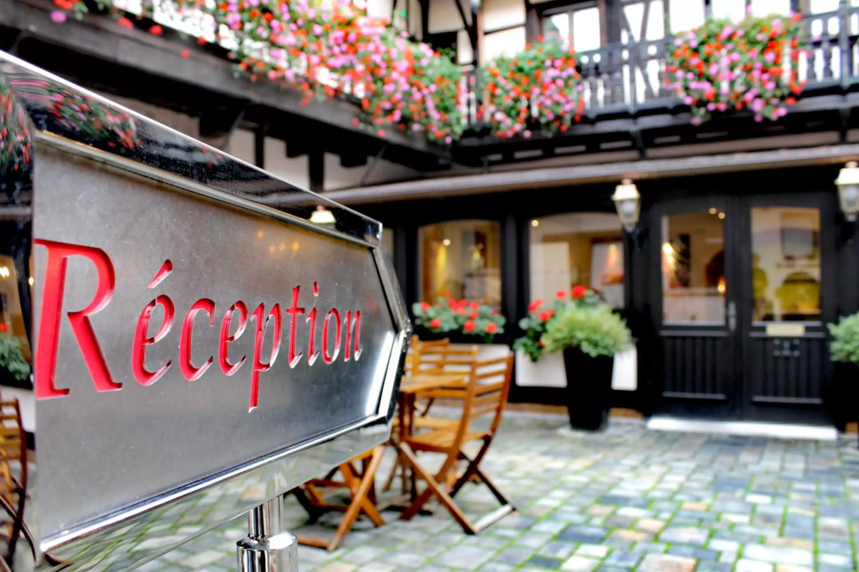 Facade/entrance in Le Gouverneur Hotel