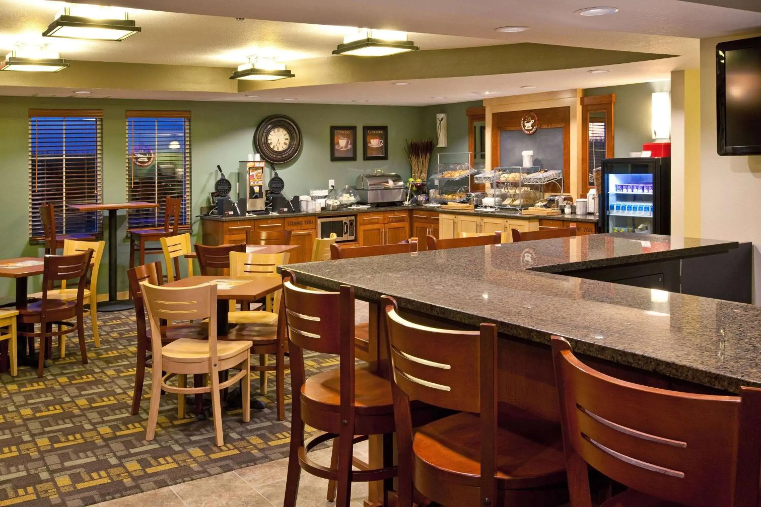 Restaurant/places to eat, Lounge/Bar in AmericInn by Wyndham Osage