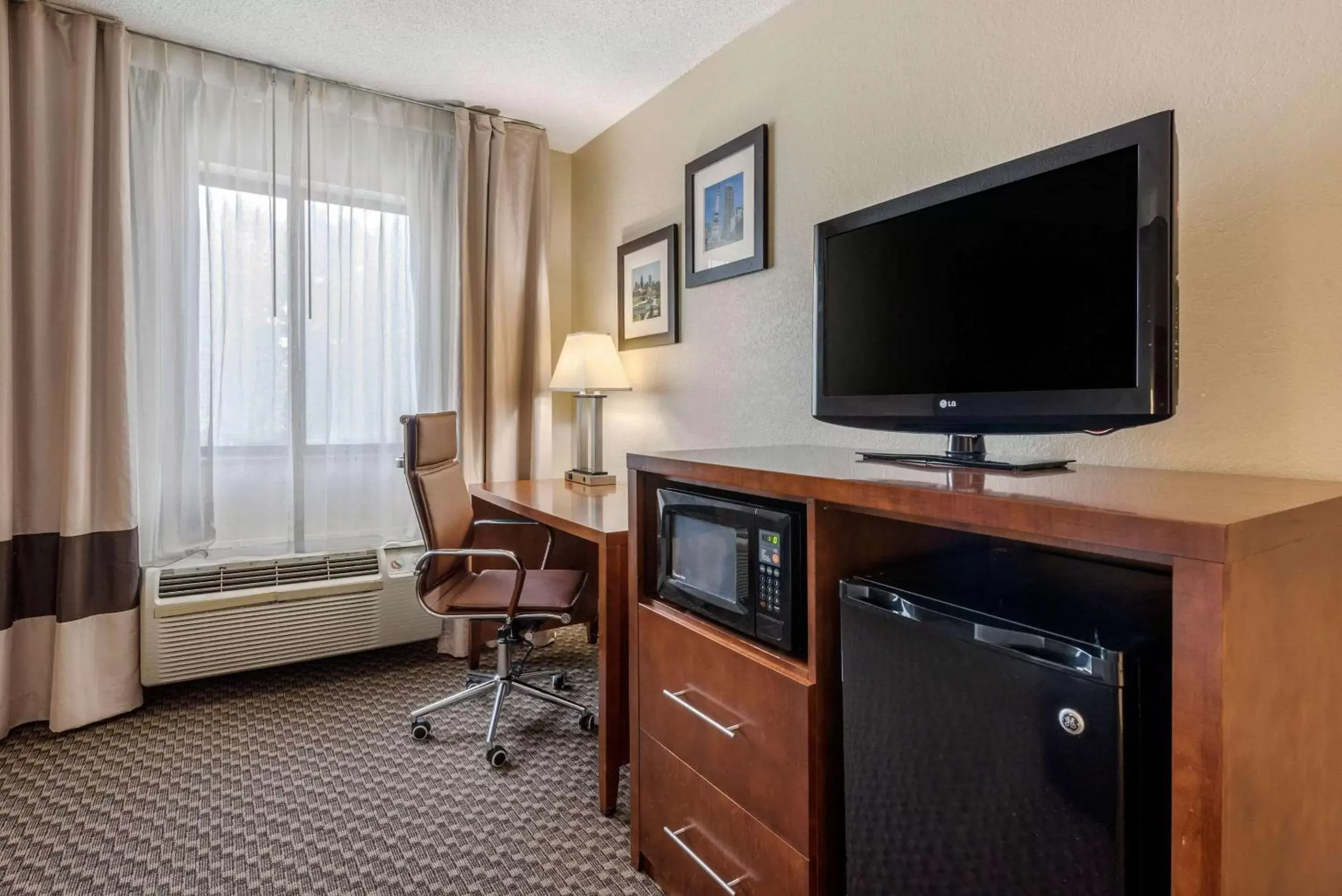 Photo of the whole room, TV/Entertainment Center in Comfort Inn South