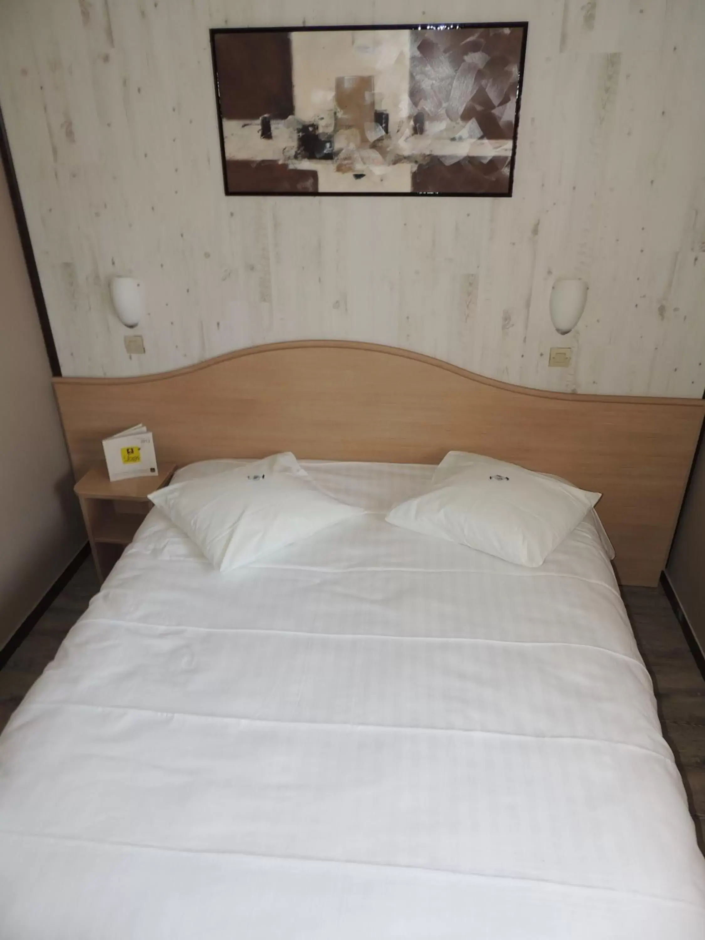 Bed in Logis Hôtel - Le Relais du Parisis