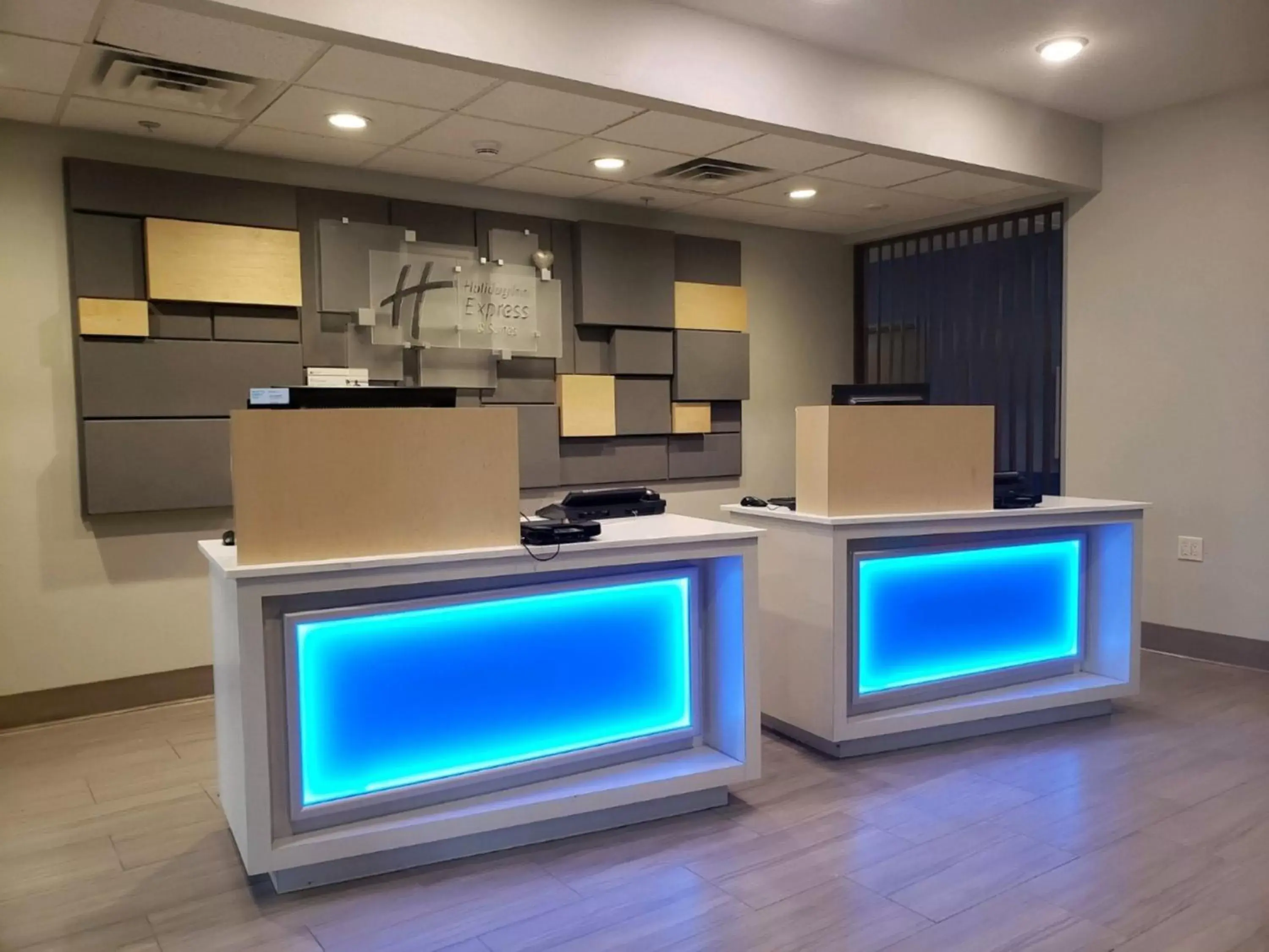 Property building, Lobby/Reception in Holiday Inn Express Hotel and Suites Lincoln Airport, an IHG Hotel