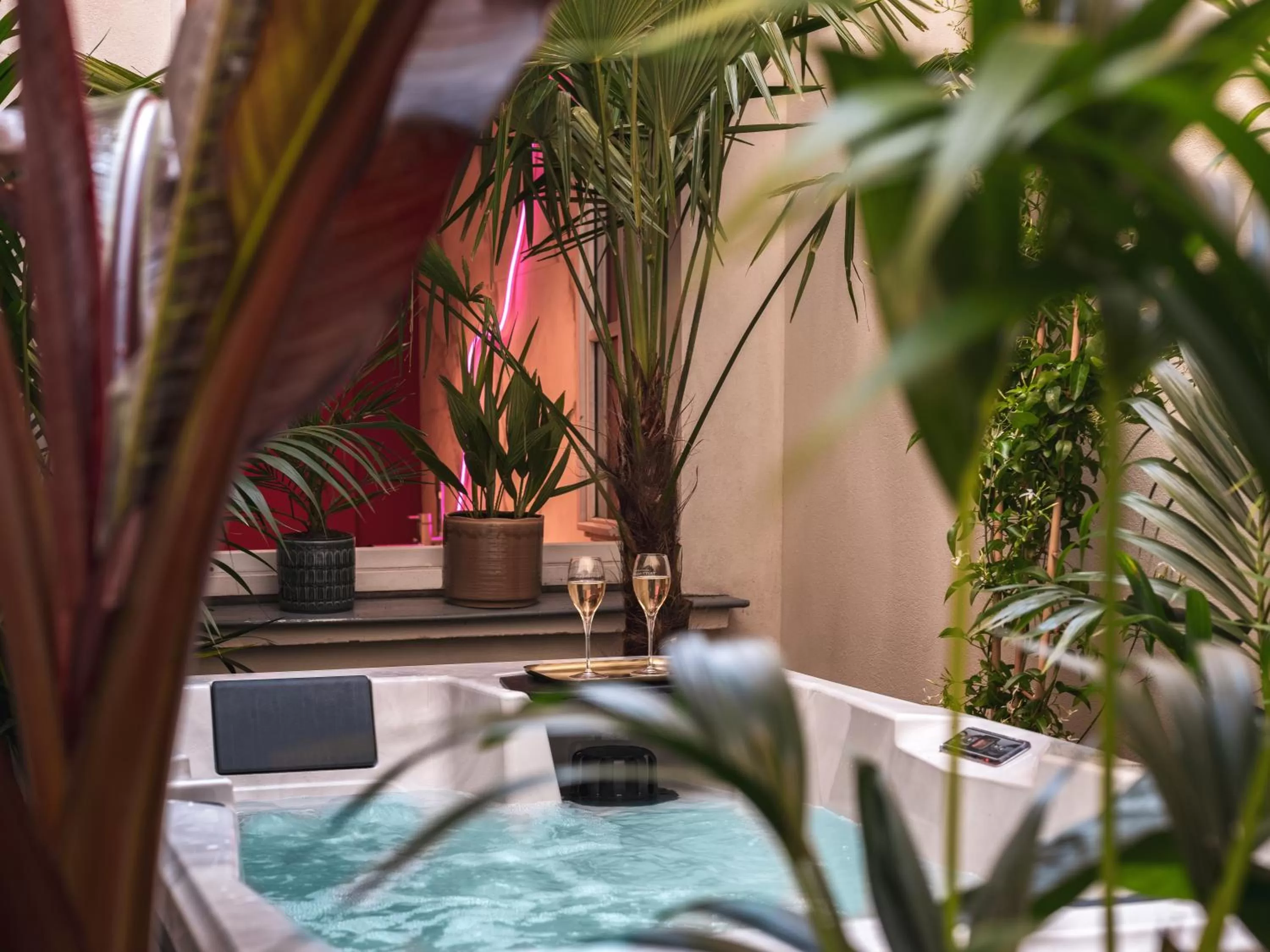 Hot Tub in Seven Hotel Paris