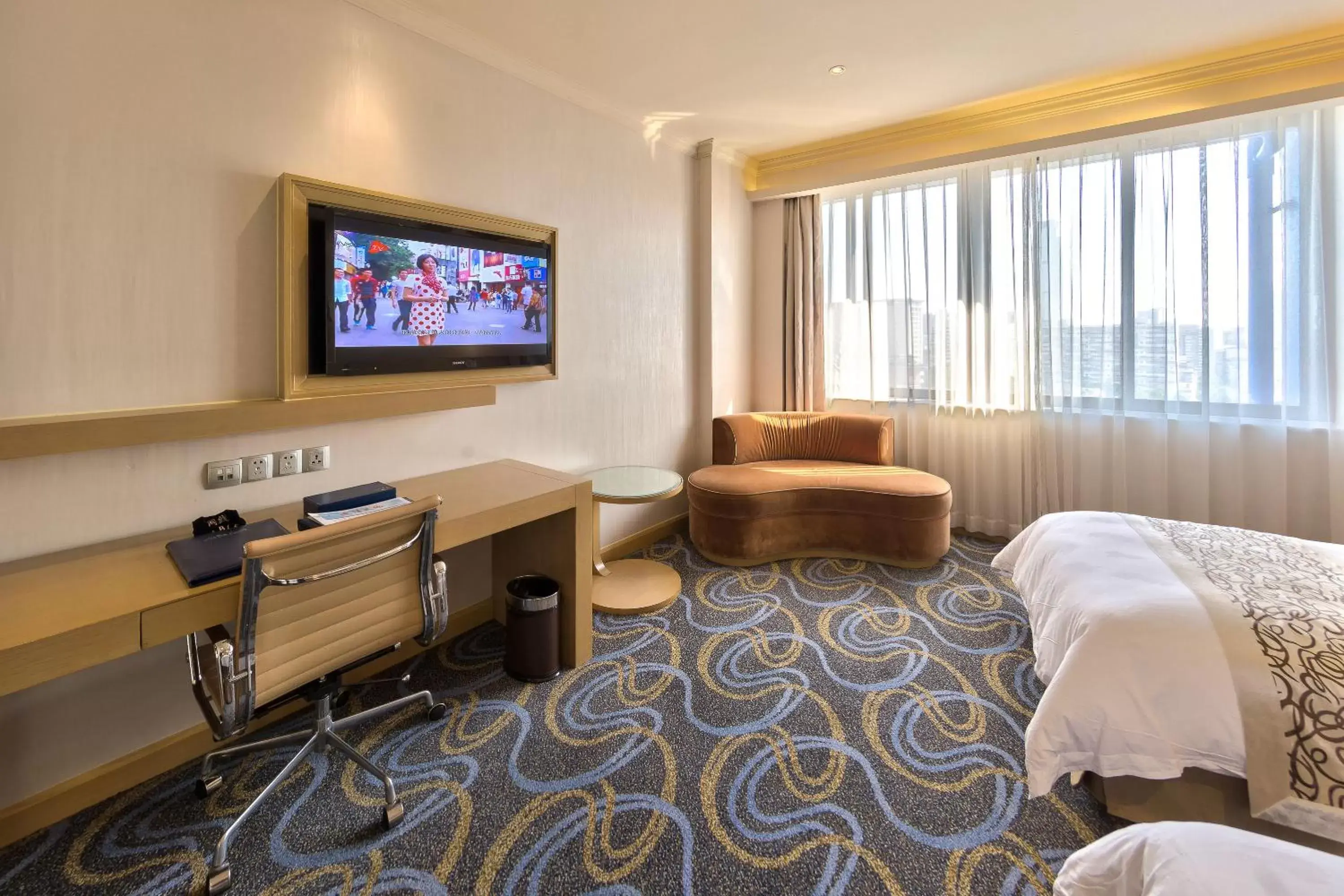 Bedroom, TV/Entertainment Center in Ocean Hotel