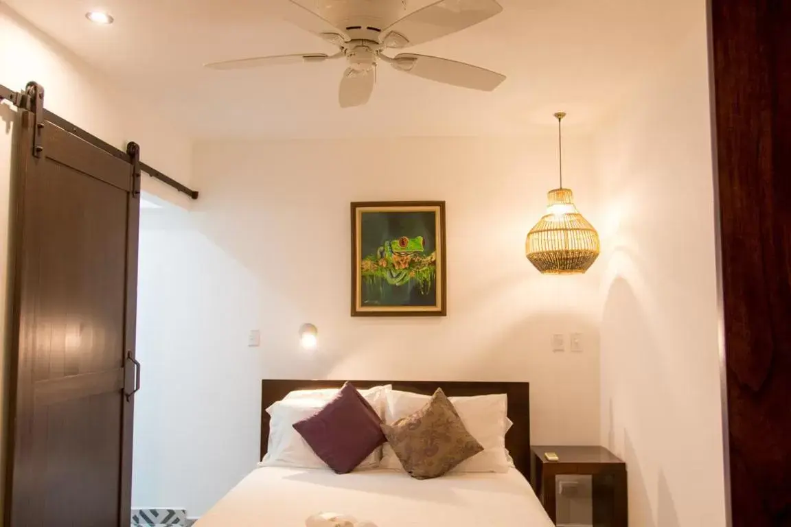 Bedroom, Bed in La Fortuna Lodge by Treebu Hotels