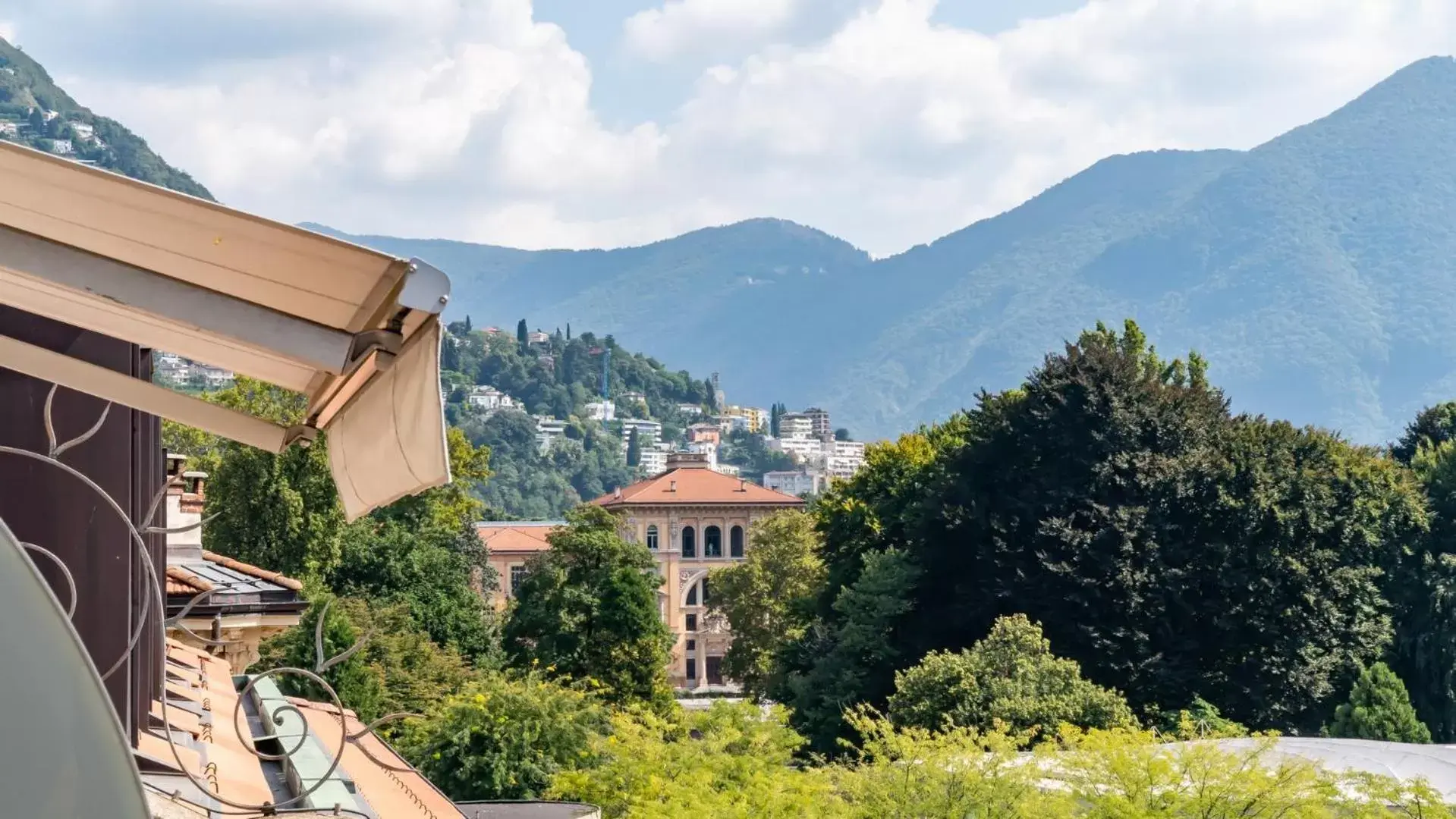 Neighbourhood, Mountain View in Hotel Pestalozzi Lugano