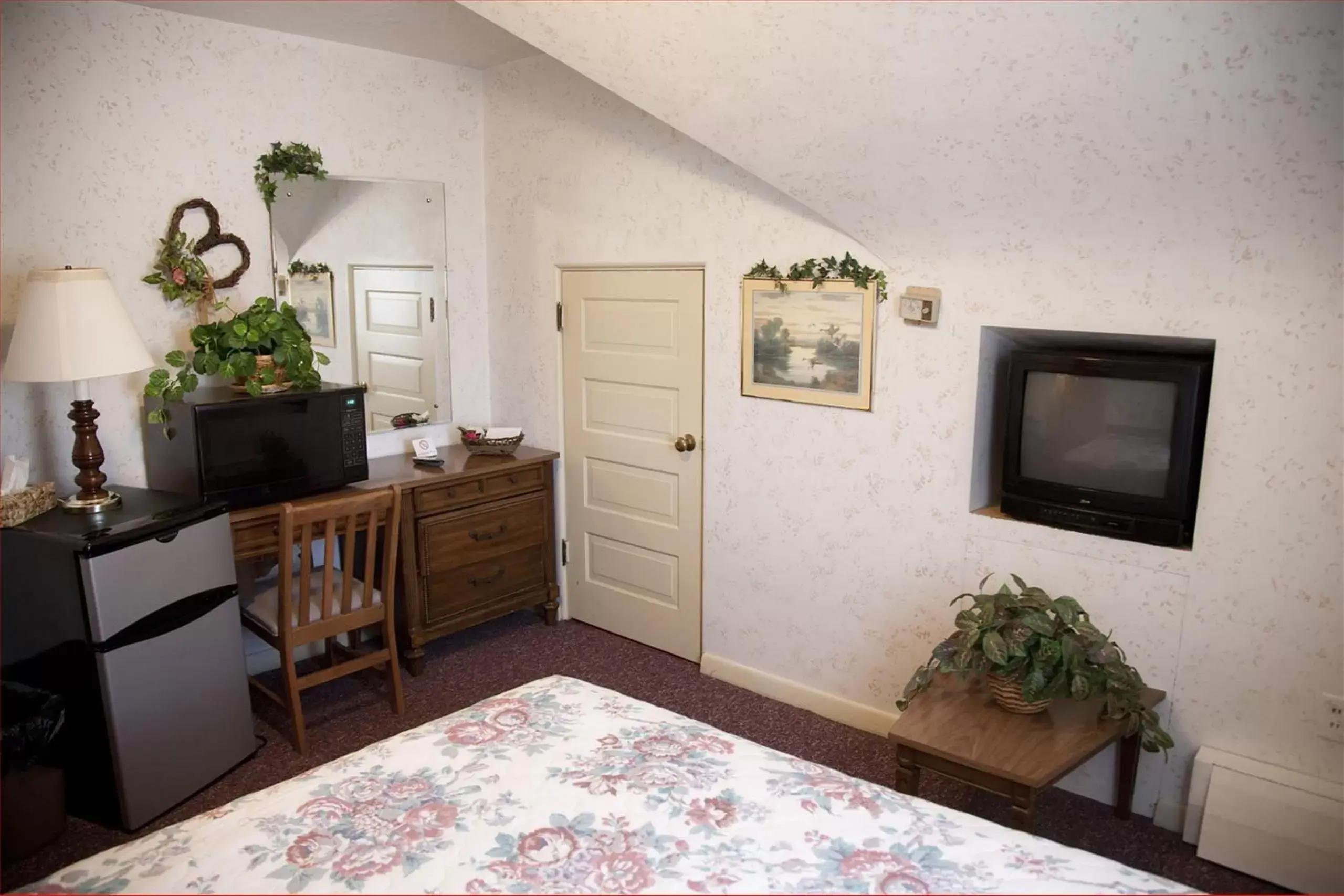 Bedroom, TV/Entertainment Center in Simmons Motel and Suites