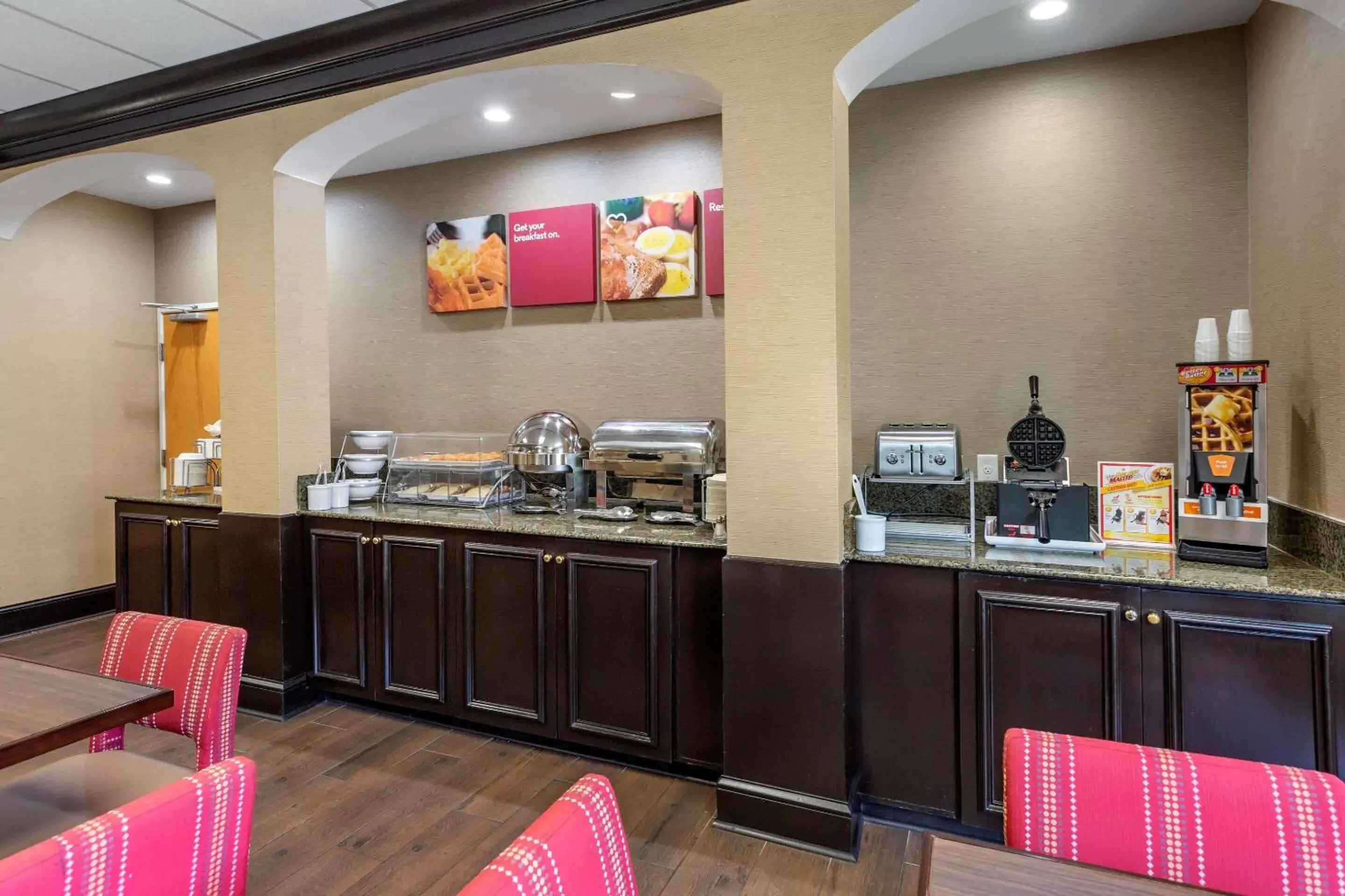 Restaurant/Places to Eat in Comfort Suites At Rivergate Mall