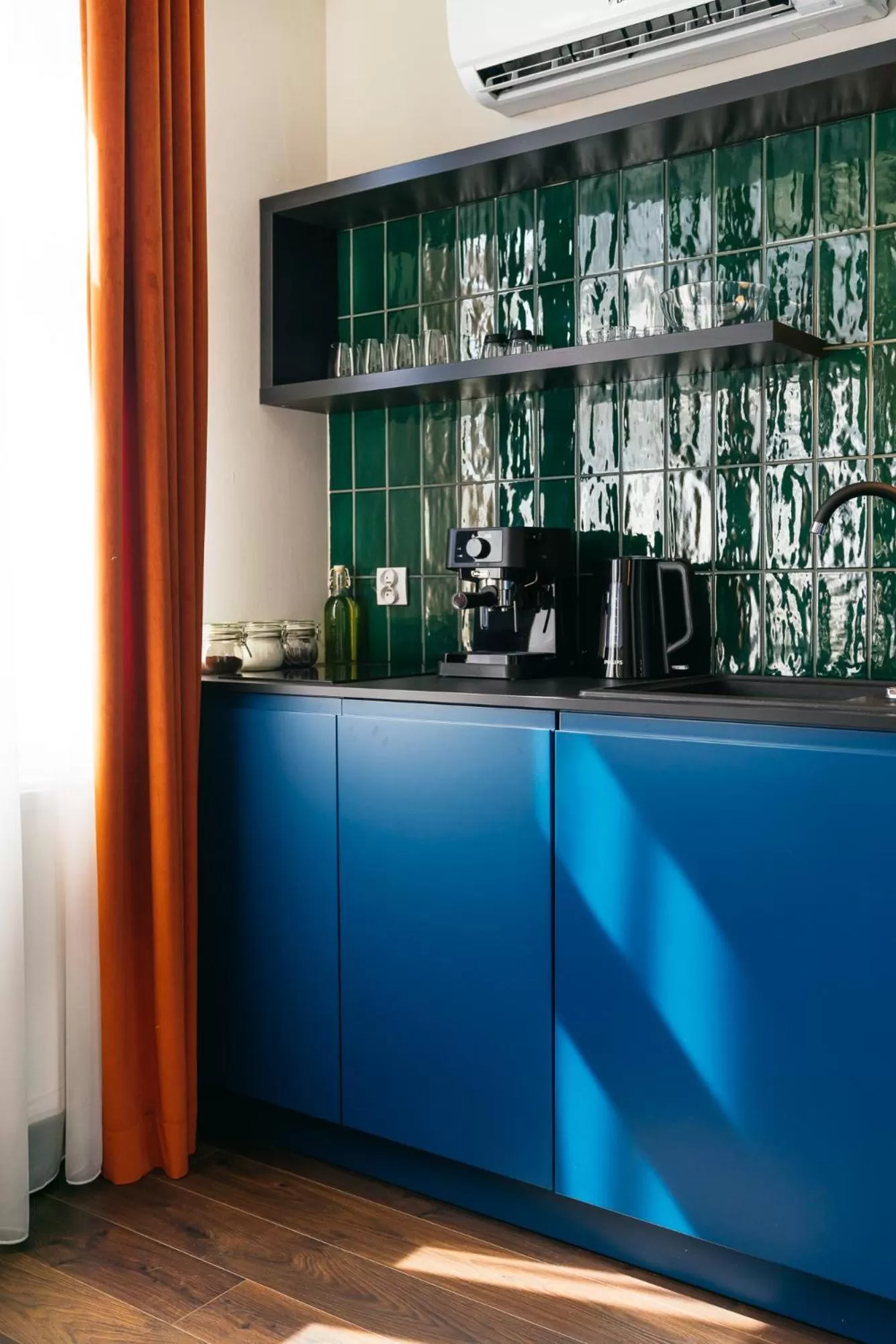 Coffee/tea facilities, Kitchen/Kitchenette in Estery12 by Loft Affair