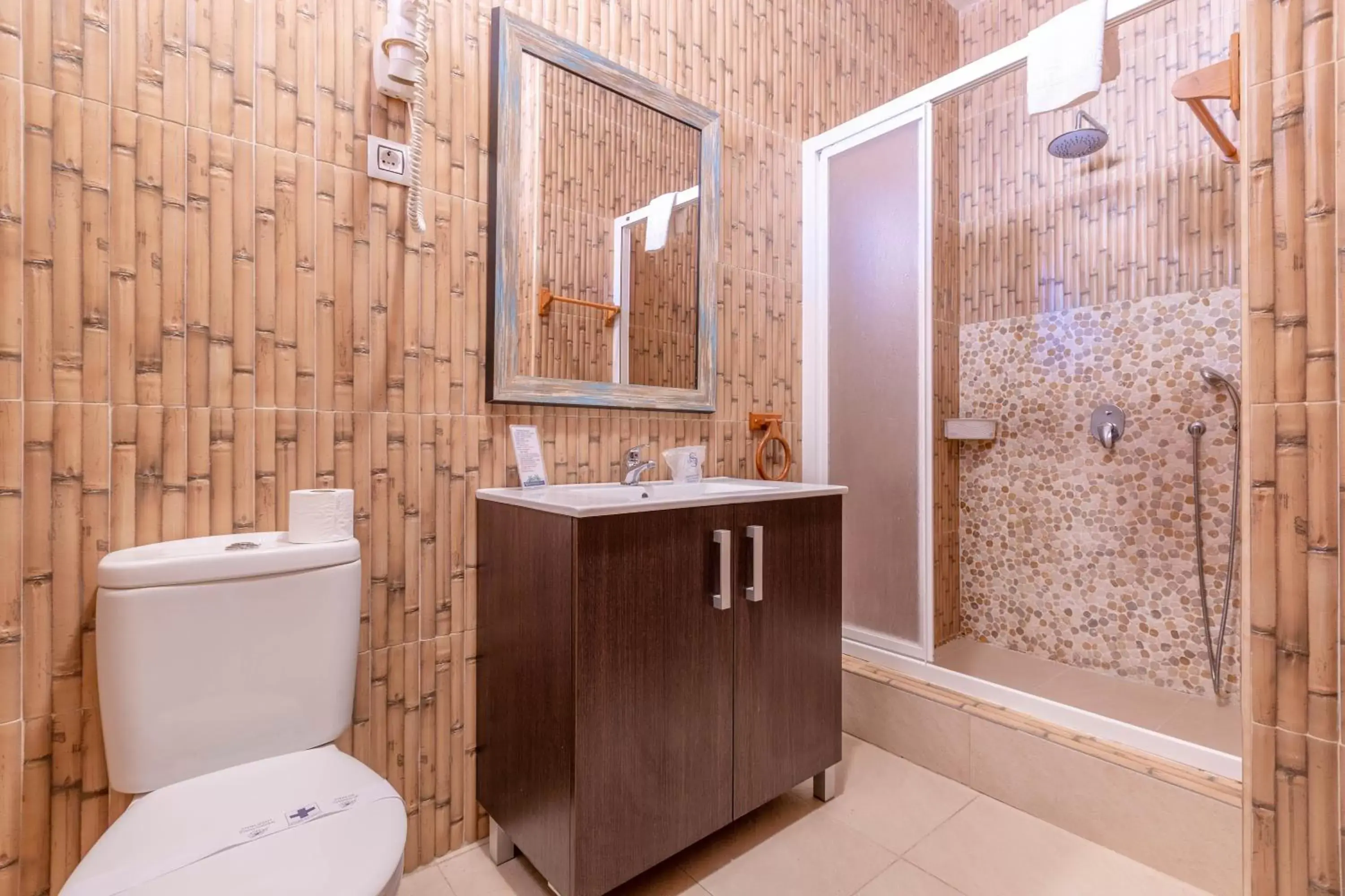 Shower, Bathroom in Hotel Copacabana Tarifa Beach