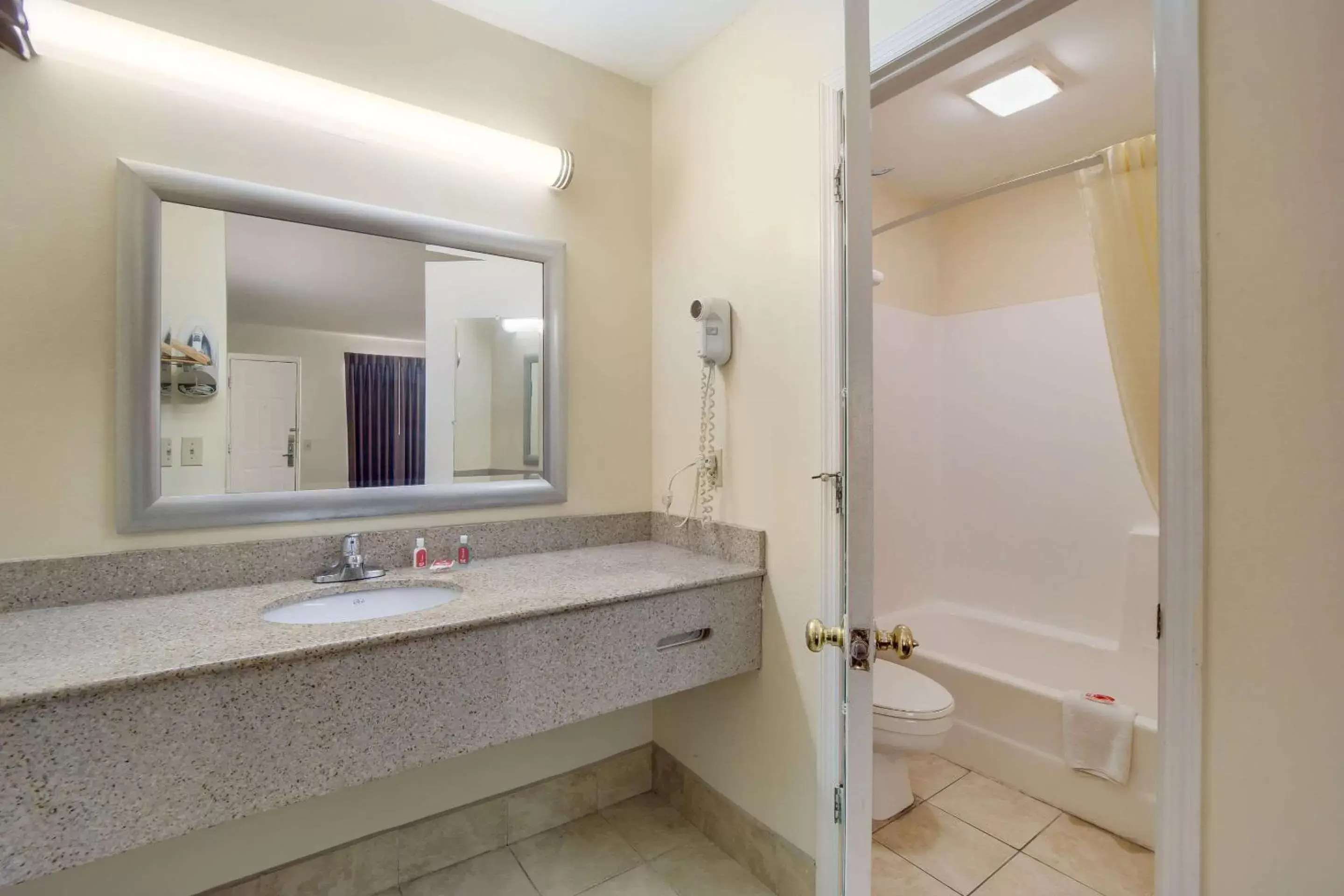 Photo of the whole room, Bathroom in Econo Lodge Santee