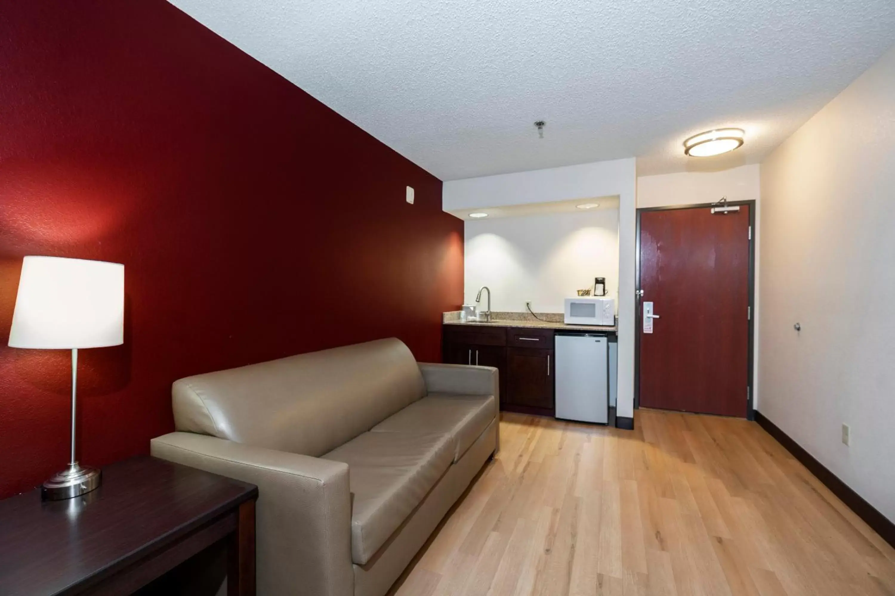 Photo of the whole room, Kitchen/Kitchenette in Red Roof Inn & Suites Dover Downtown