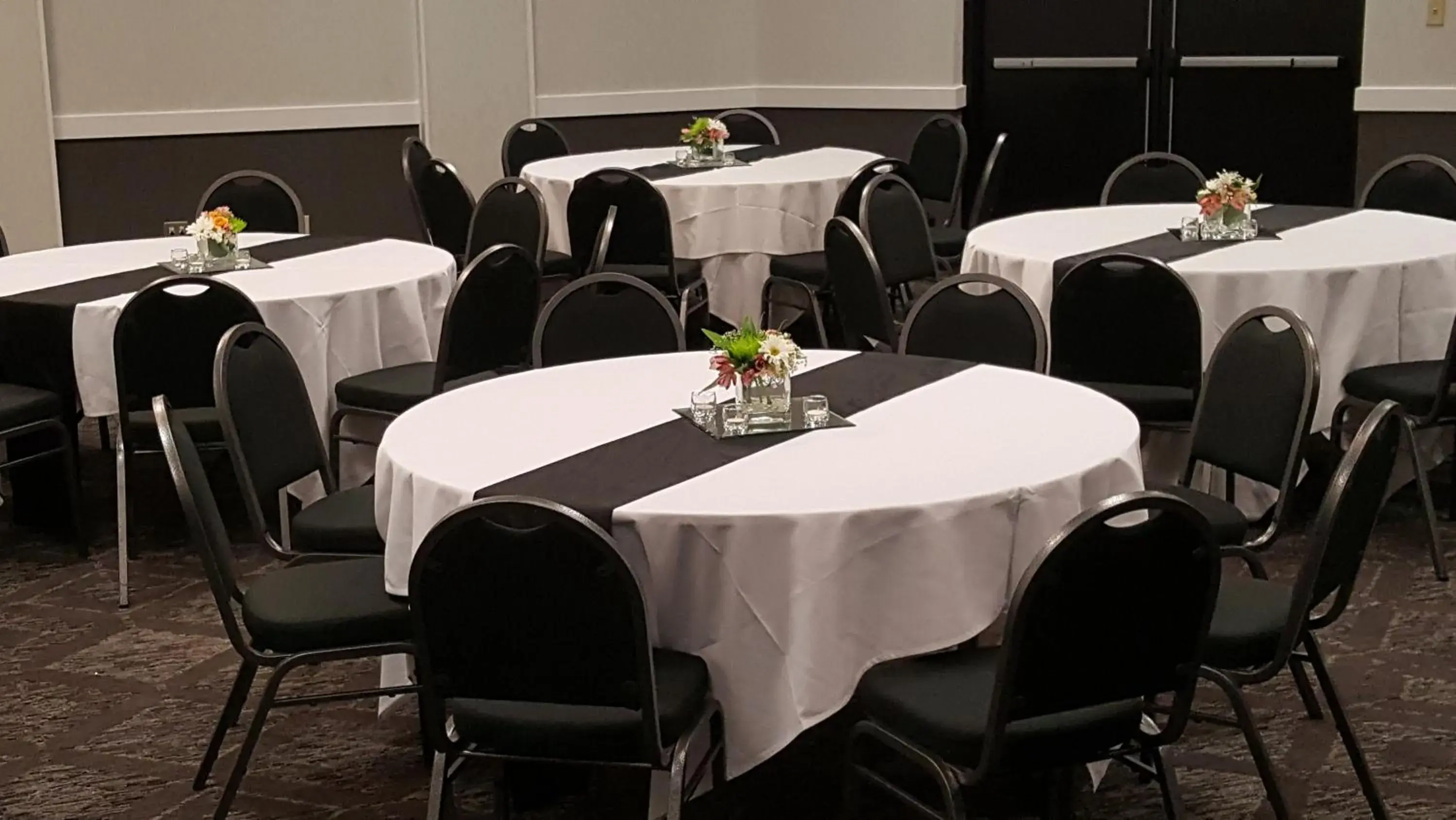 Meeting/conference room, Restaurant/Places to Eat in Holiday Inn Bloomington Airport South- Mall Area