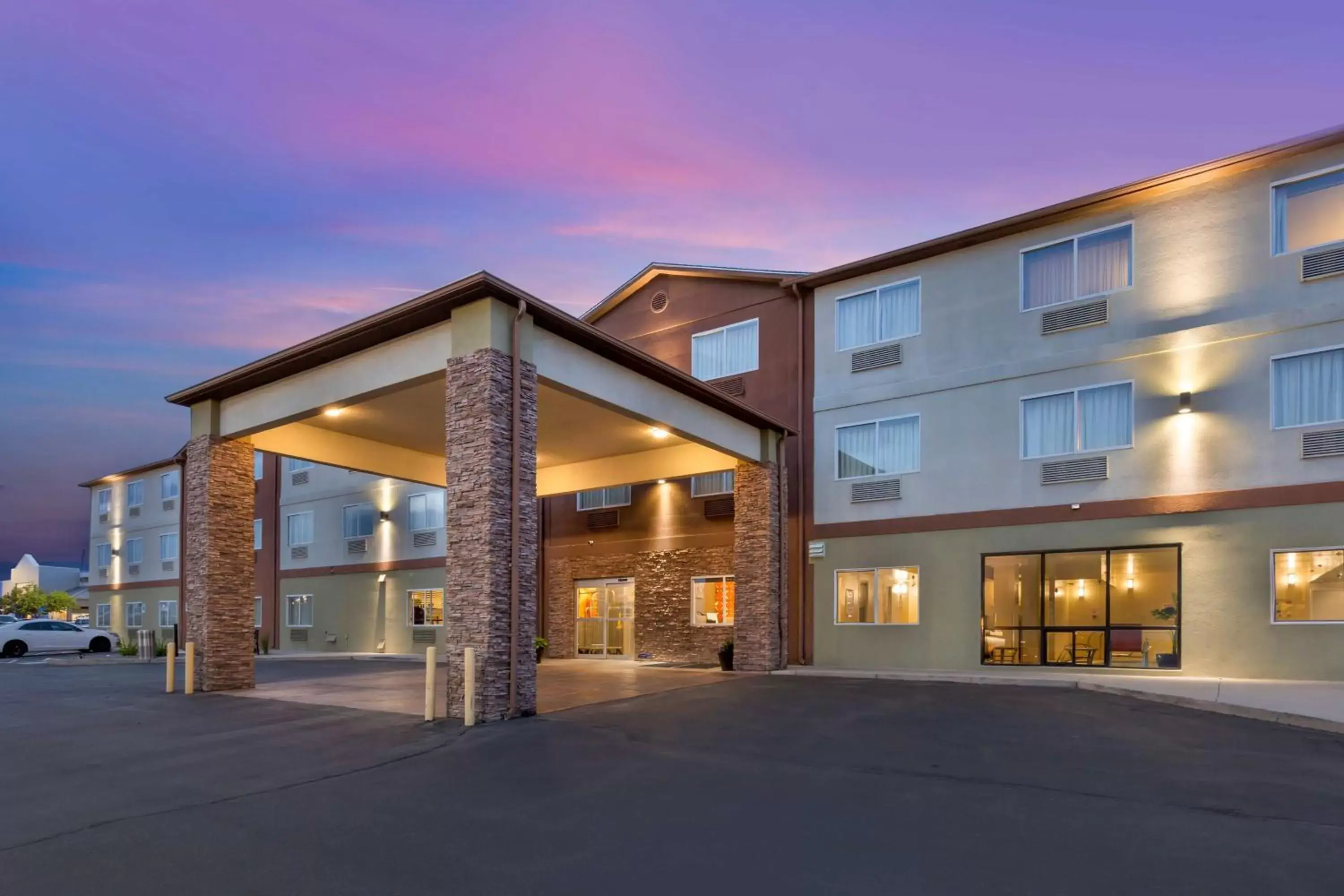 Property Building in Best Western Plus the Four Corners Inn