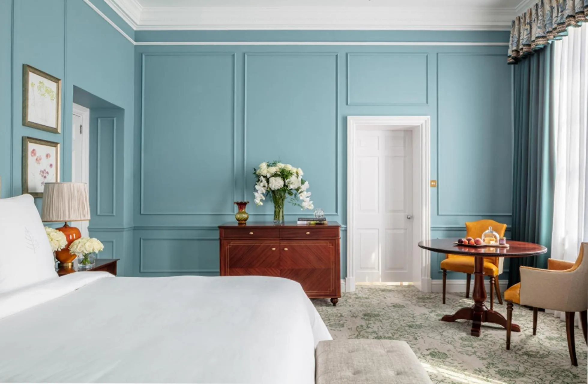 Bed in Four Seasons Hotel Hampshire