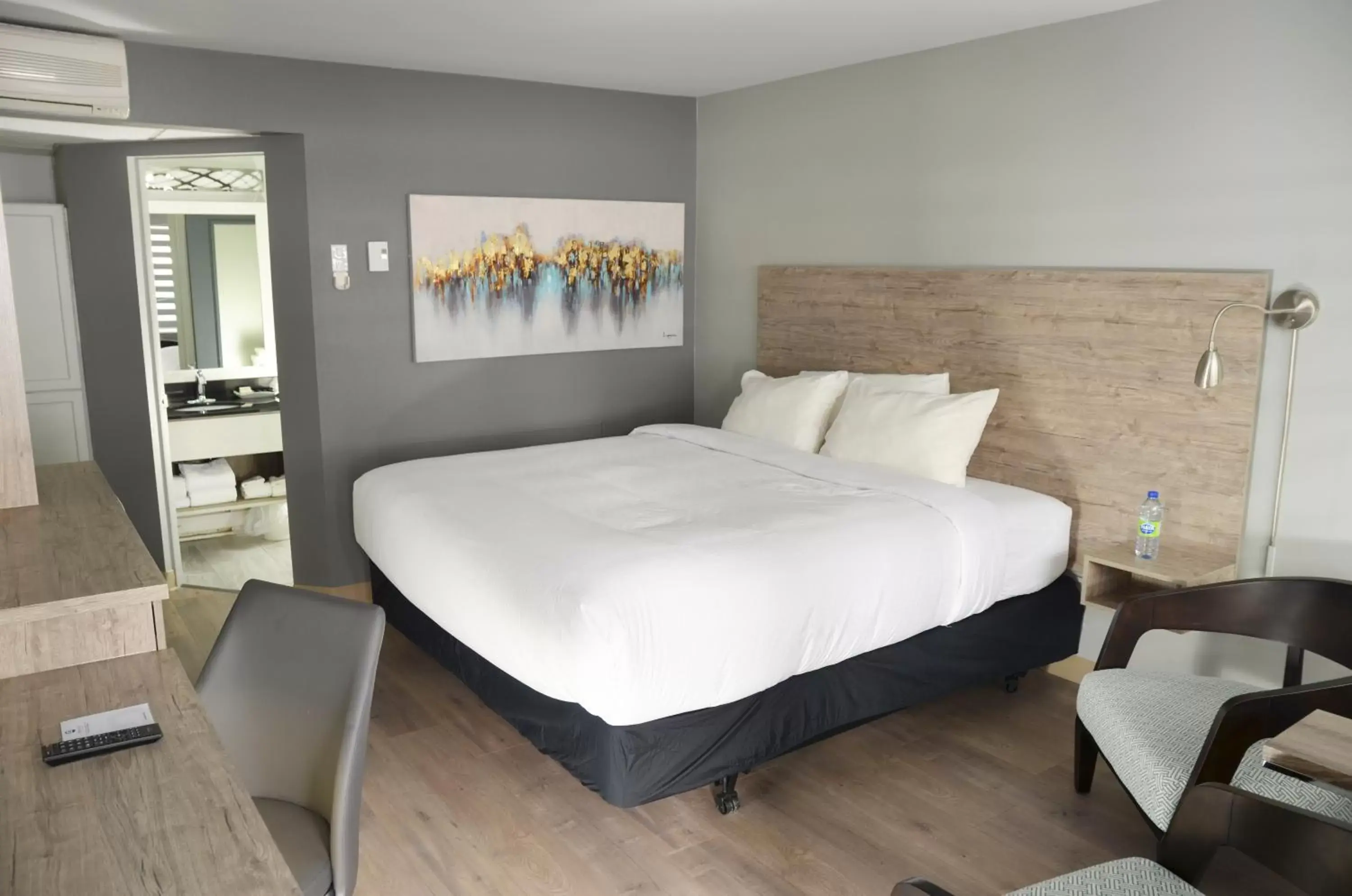 Bed in Dannys Hotel Suites; SureStay Collection by Best Western