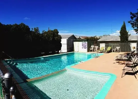 Swimming Pool in El Portal Motel