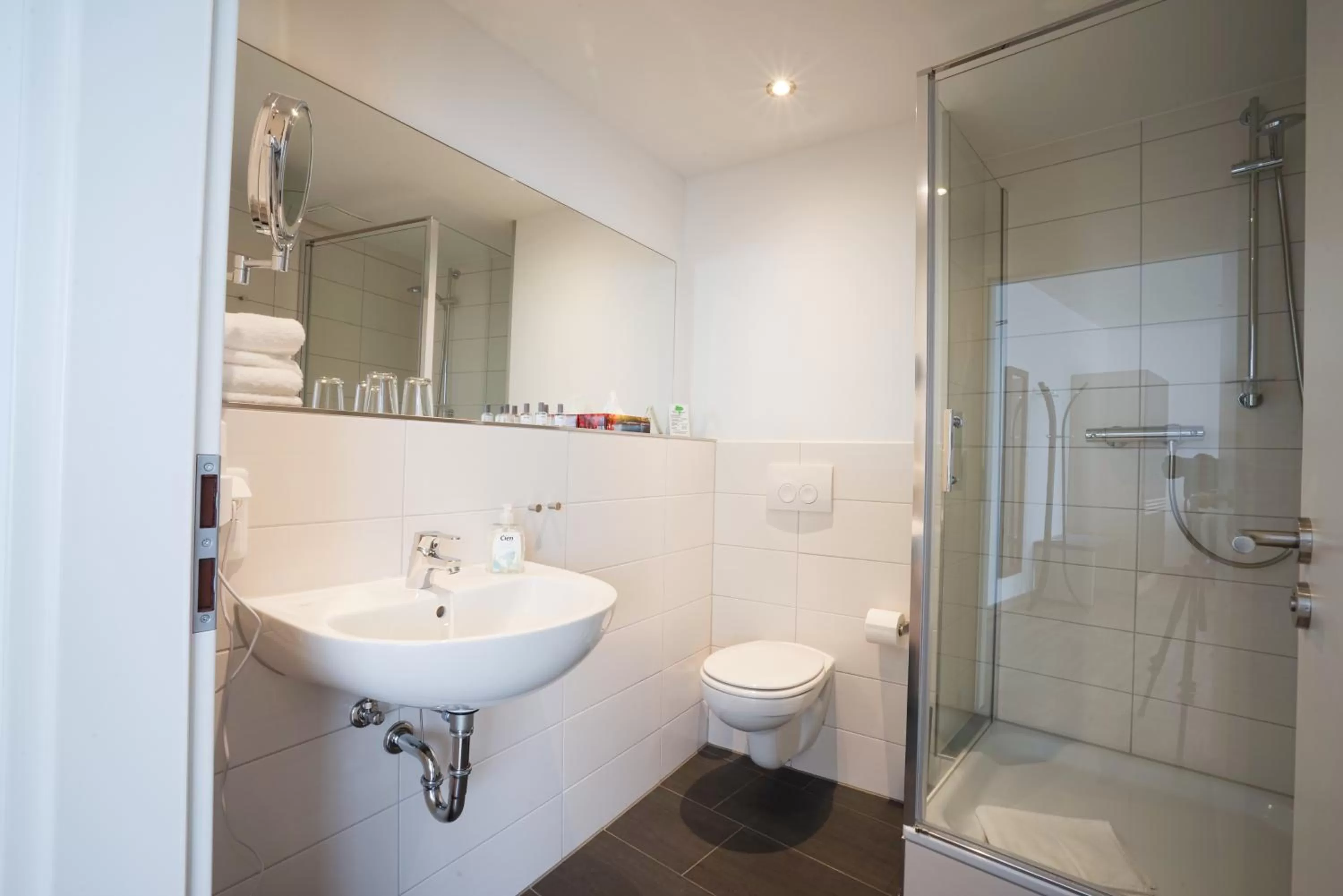 Bathroom in Ruhr Inn Hotel