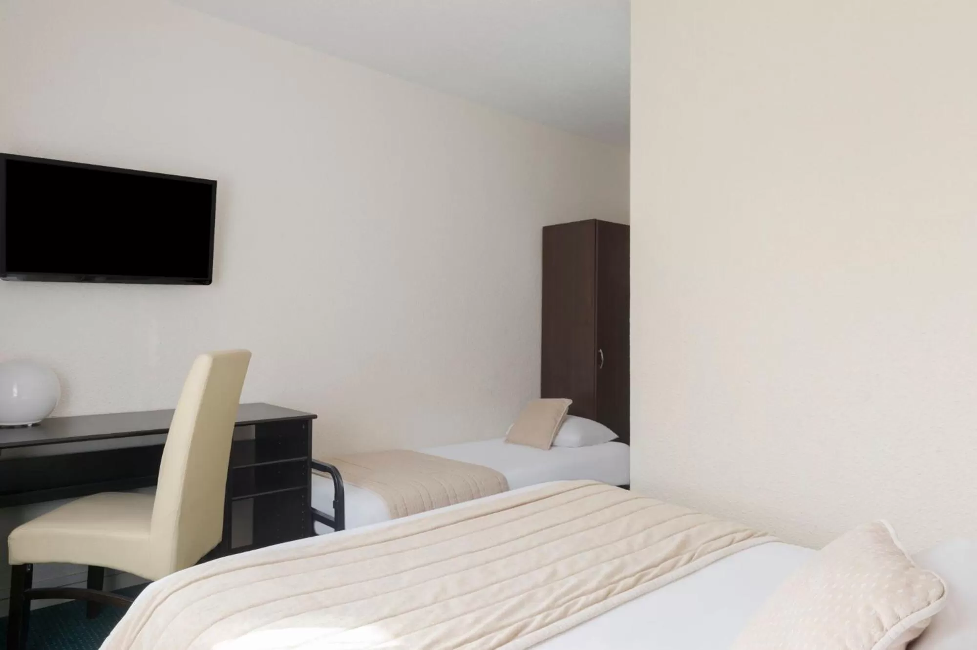 Bed in The Originals City, Hôtel Paris Sud, Orly-Draveil