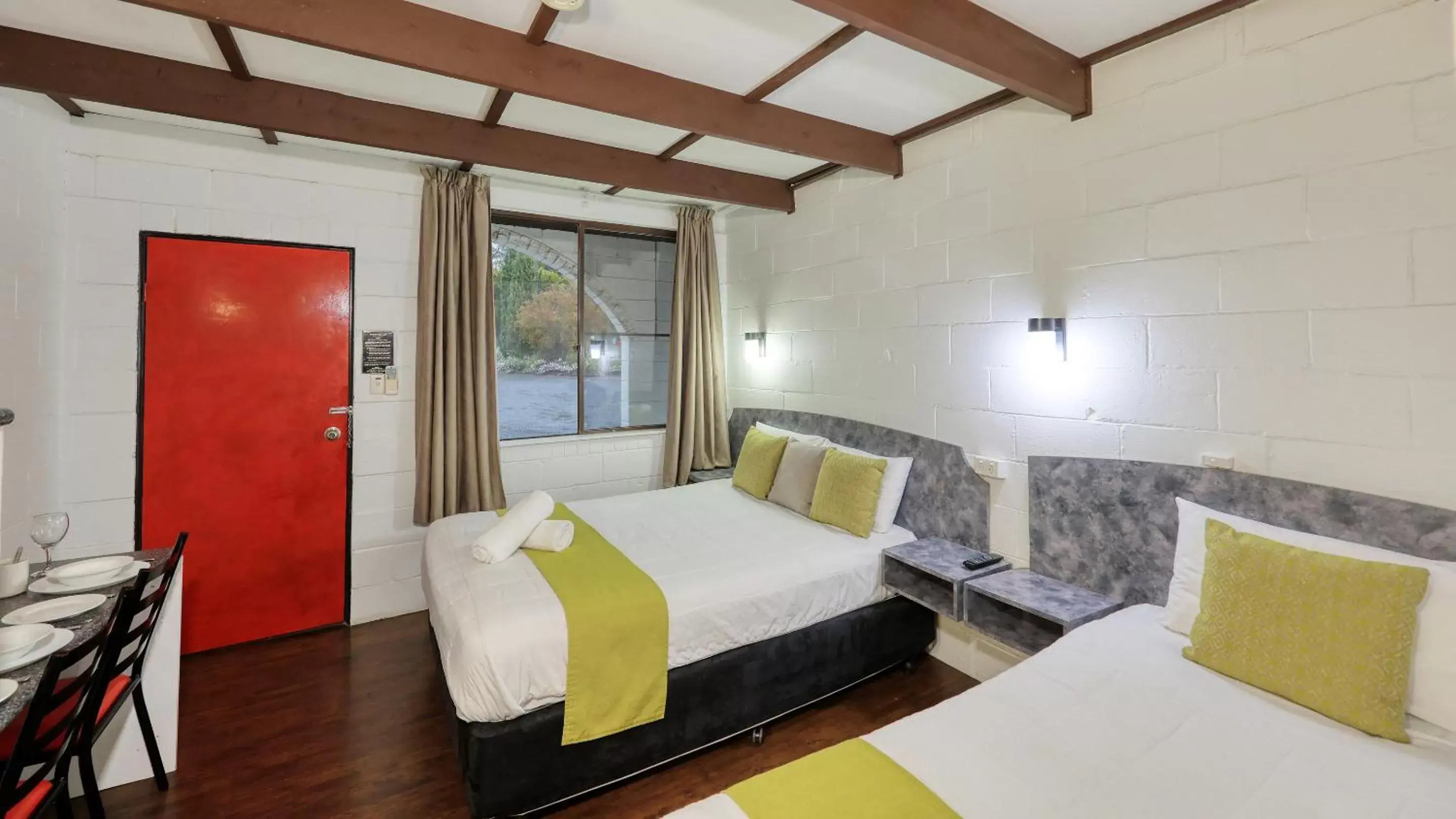 Dining area, Bed in Azalea Motel Dining area, Bed in Azalea Motel