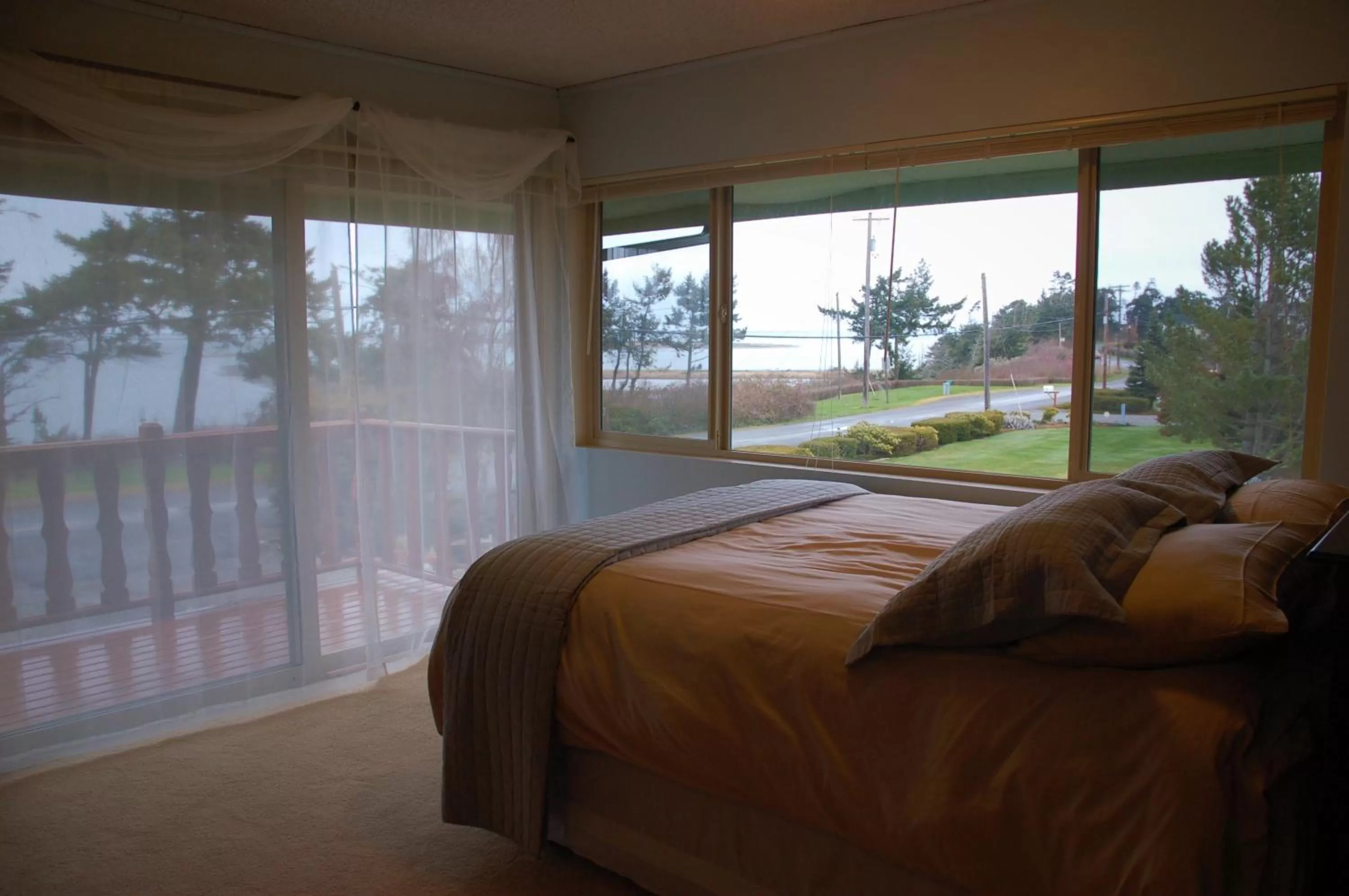 Photo of the whole room, Bed in Greenhouse Inn by the Bay