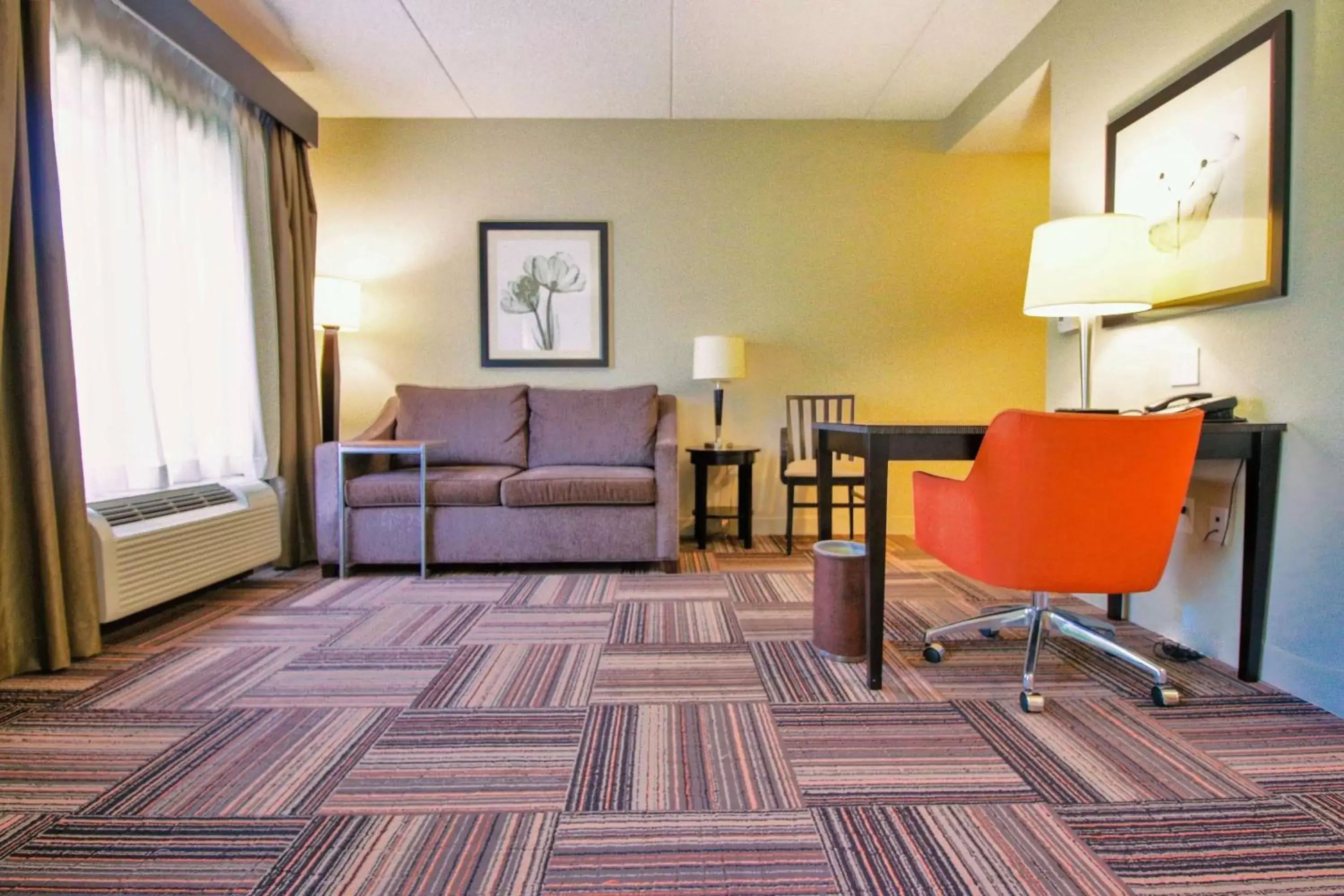 Bedroom, Seating Area in Hampton Inn & Suites Flowery Branch