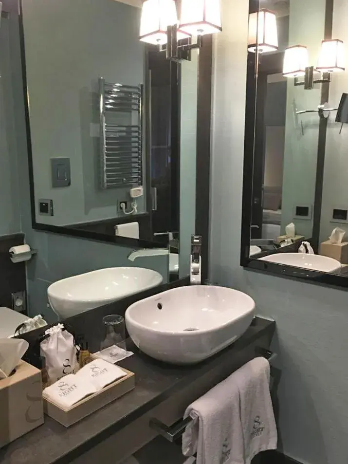 Bathroom in Eight Hotel Paraggi