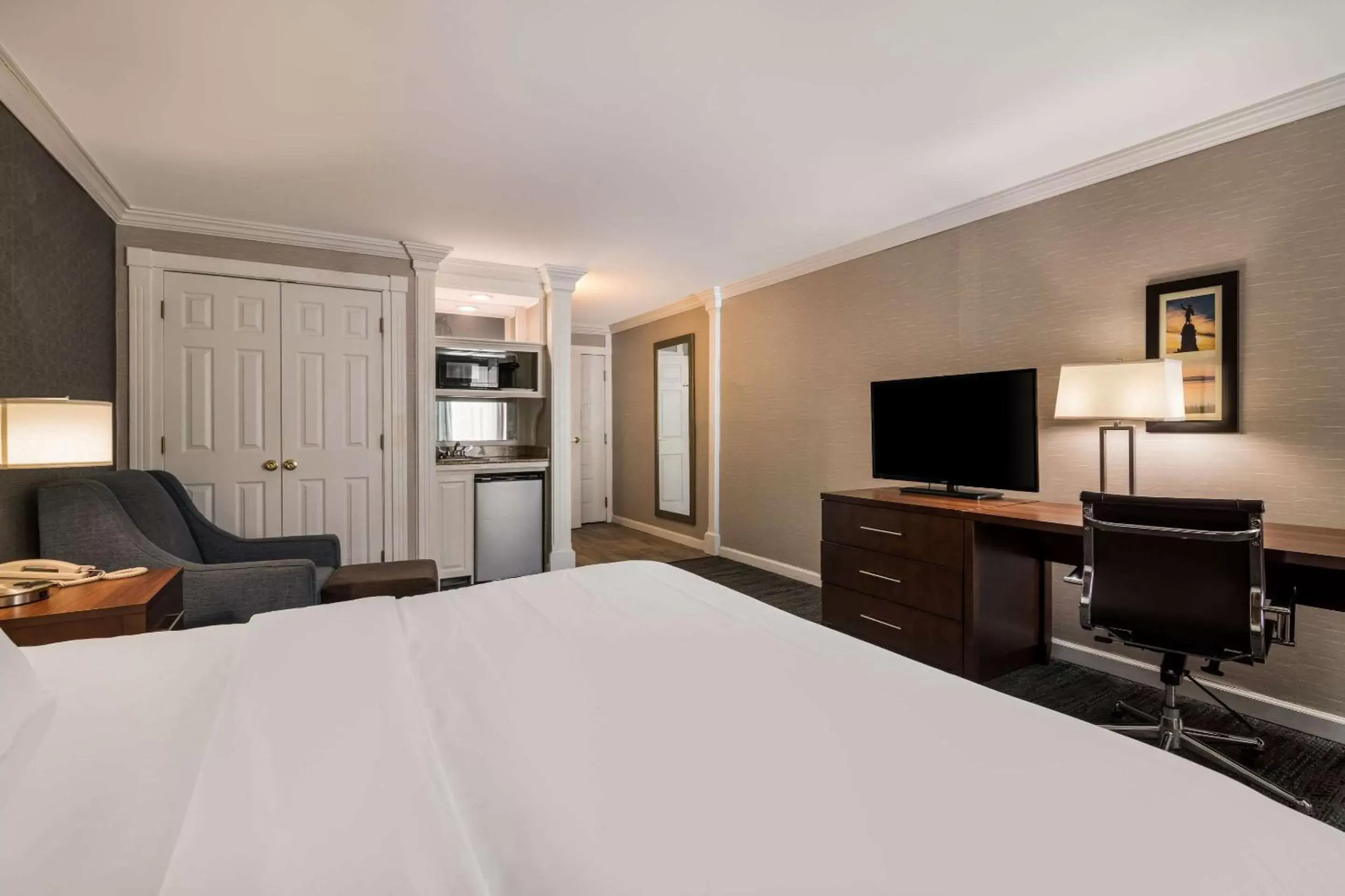 Bedroom, TV/Entertainment Center in Comfort Inn & Suites Plattsburgh - Morrisonville