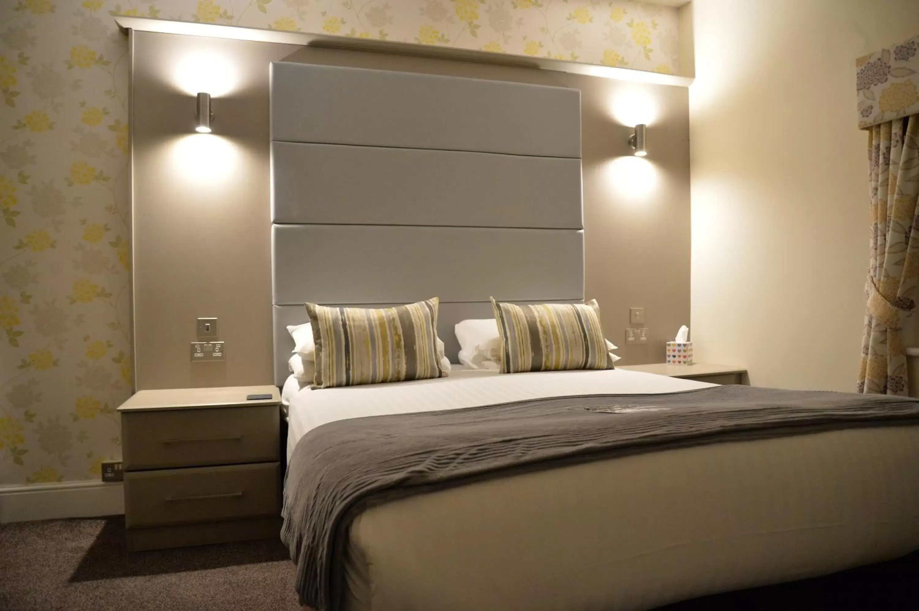 Bed in Lauriston & Lawton Court Hotel