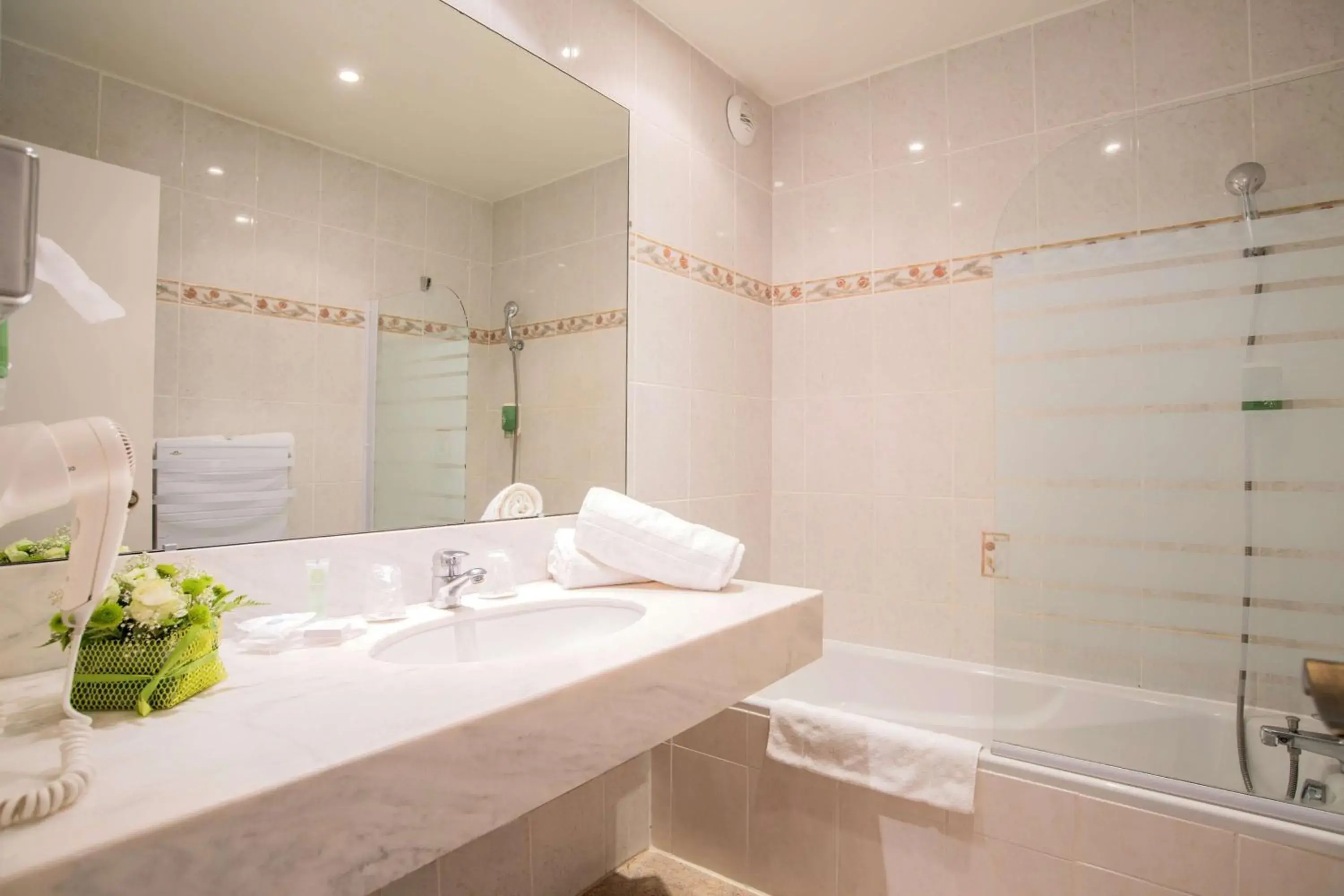 Photo of the whole room, Bathroom in Best Western Sevan Parc Hotel